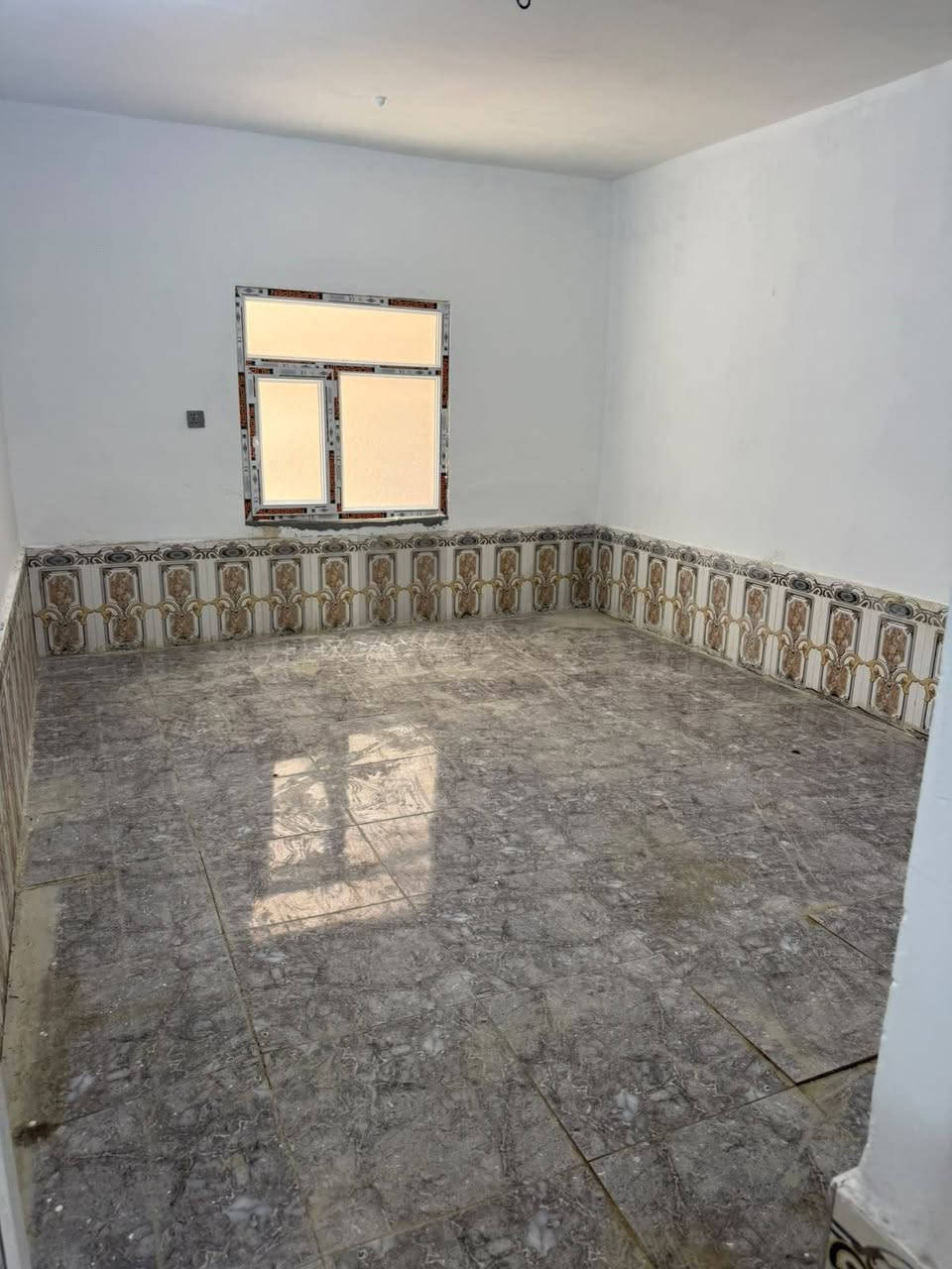 في كربلاء 🏠 بيت ١٠٠م طابق واحد غرفه نوم استقبال صاله مطبخ وصحيات وطارمه جبيره بيت نظيف عگاده نظيف عل شارع عرض ١٠متر ...يبعد ٢٥٠متر عن شارع تجاري وخط باب الحسين كوسترات وسط المنطقه خدمات مجاري متوفره طابو زراعي سند ٢٥ إقرار محكمه من المالك مباشرة العنوان /حي الأمين شارع الحر خلف مول المائده التجاري فرع أسواق اي مارت بيت نظيف ومرتب مثل ما موضح بالصور سعر ٦٥ وبي مجال ..للاستفسار مكتب الأوس للعقار ابو سجاد*********** ابو وائل *********** علما ان تفاوض مع صاحب البيت مباشر .. كربلاء, العراق
