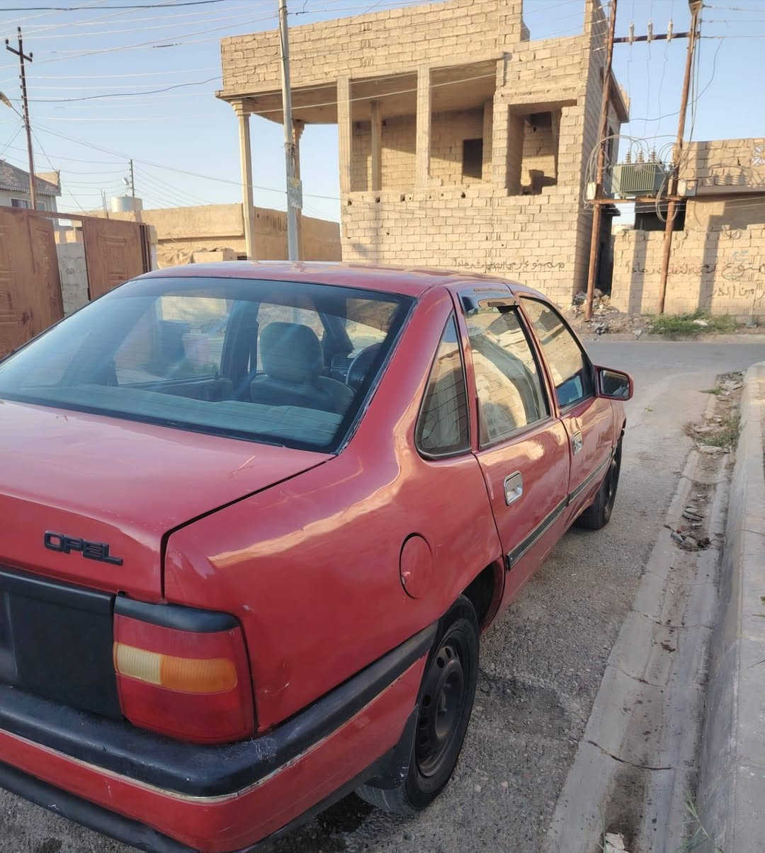 السلام عليكم
للبيع او مراوس 

اوبل فكترا 18
موديل90
محرك نضيف 
تايرات جدد 
باتري جديد 
كهربايات شغاله كلهن 
رقم صلاح الدين مشروع وطني 
سنويه 2026
سعر 35وبيها مجال 
رقم الهاتف ***********
مكان السياره الحويجه
