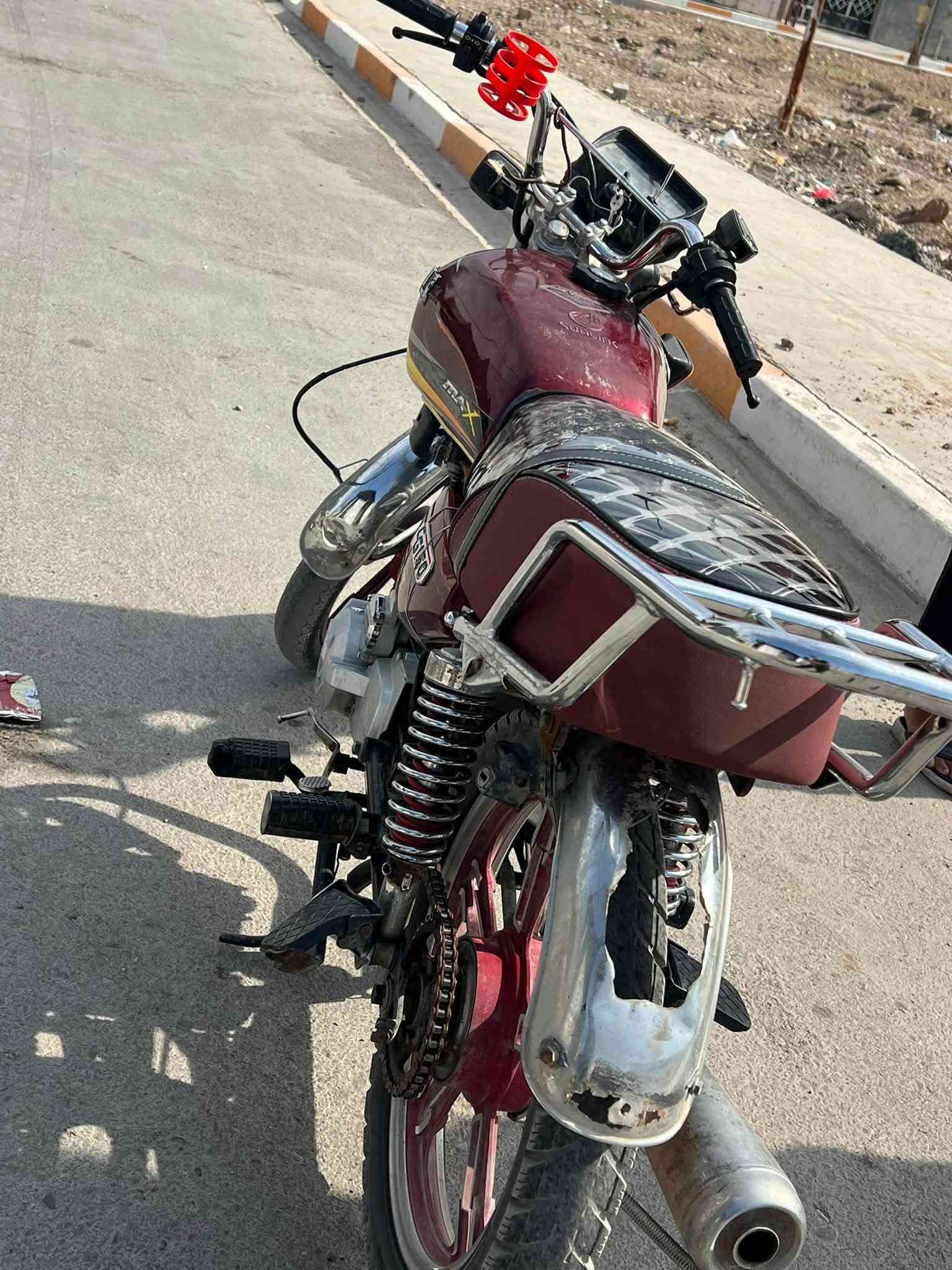 سلام عليكم دراجه سيفان للبيع موديل ٢٠٢٣ بيها نقوصات شي قليل اشارير تخم كامل وسلف وصينه خلفيه وبك لايت الباقي كلشي كامل بيها مكينه ما مفتوحه ديالى شهربان المقدايه 
السعر ٤٠٠وبيها مجال حك الغراض مالتها اوراق كامله 
***********
