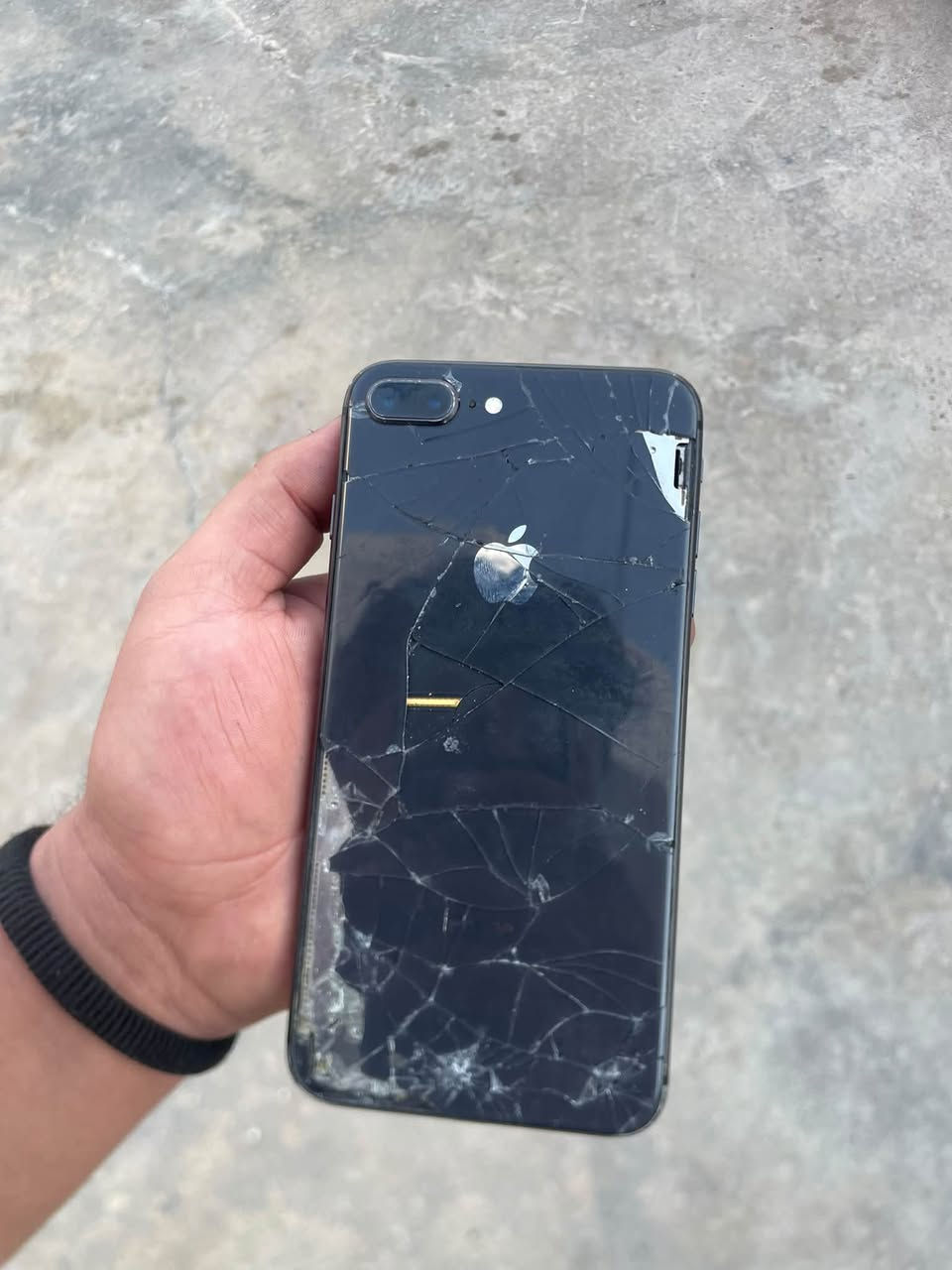للبيع ايفون 8plus ذاكره 64 شاشه وضهر مفطر بس ماماثر الجهاز مامفتوح للبيع او مراوس ب اندرويد وفرق بسيط او بيع ب 80 الف ***********
