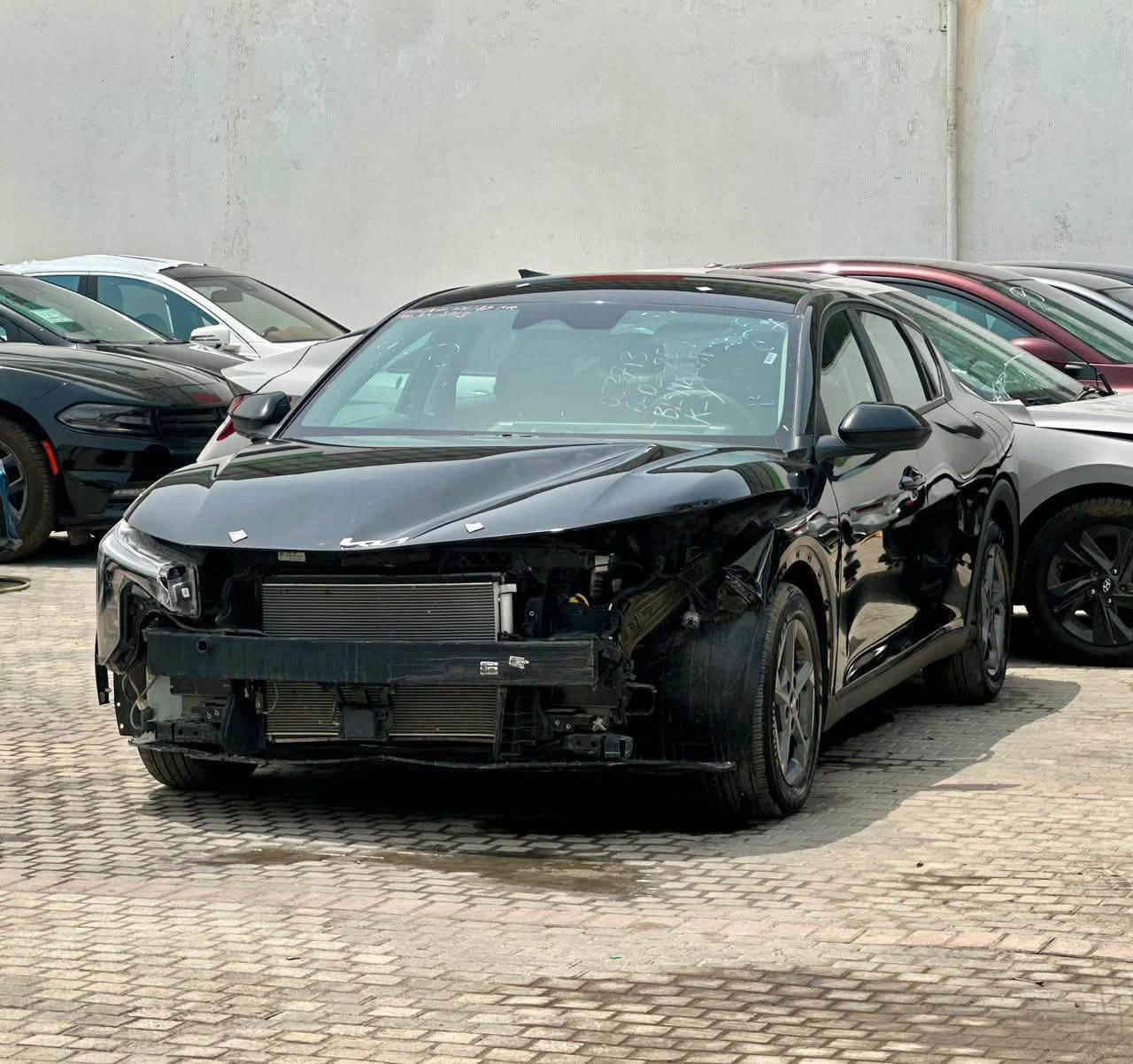 سلام عليكم كيا فور للبيع موديل 2025
وارد أمريكي مكينا ألفين دوش ماشيه 8الاف  بعديها 
جديده بدون دواخل ولا صبغ بس بارد بنيد وشبر جاملغ باقي 
كفاله عامه عارضها ب146 بكانها بغداد بدون لوحات حره ***********

