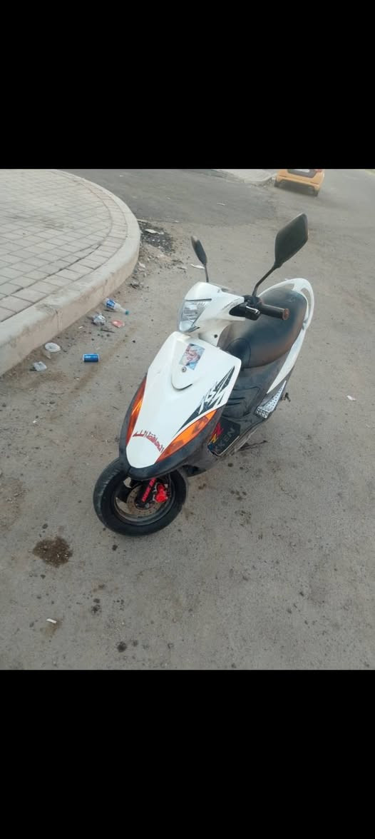 دراجه ماكس عدله للبيع 
دراجه نضيفه مكينه بلادي 
كابريتر بلادي.   و كفرات بلادي 
قبل خمس اشهر.  من أخذته من الربه 
كهربائيات كامله  كله بلادي 
السعر 750. قفل 
مكاني بغداد 
رقم الهاتف *********** وبي واتساب
