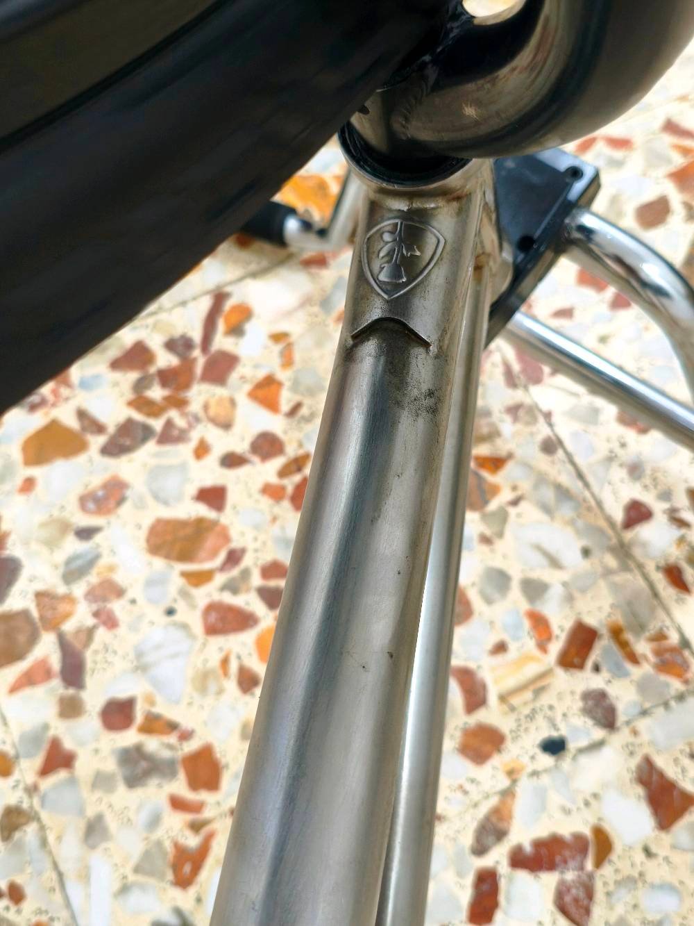 السلام عليكم ⚡ BMX Subrosa XL Custom (براندات أصلية + نظافة وإدامة فول)
تجميع احترافي مخدوم بالكامل حديثاً، مشدود على السن وجاهز للركوب والتدريب مباشرة بدون ما تصرف عليه أي دينار.
🛠️ المواصفات والقطع:
الفريم (Frame): Subrosa Tiro XL (مقاس 21 XL مرغوب ومريح جداً) - مظهر Raw معدن شفاف.
الستم (الرقبة - Stem): Animal احترافي.
المسنن (Sprocket): قياس 25 سن (25T) ألومنيوم مخروط بتقنية CNC عالية الدقة.
الكرنك والدواسات (البيدلات - Crank & Pedals): كرنك محكم مع بدلات ماركة LM.
الإطارات والرّمات (Tires & Rims): طقم Rant قوي.
السرج والقفل (Seat & Clamp): سرج Colony مع قفل Shadow أصلي.
الشوكة (Fork): Subrosa أصلية.
الستيرن (Handlebar): نوعية ممتازة ومريحة  كروم (تم وضعها هنا لأن الماركة غير محددة).

⚙️ خيارات البطيخات (الهبات):
الدراجة متوفرة بسيتين حسب رغبة الشراي:
السيت التوب (Pro FX Freecoaster):
بطيخة خلفية Cinema FX Freecoaster (نظيفة جداً وتمت إدامتها حديثاً) مع أغطية حماية أصلية (Hub Guards).
ضمان معايرة وإمكانية ضبط الـ Slack من ربع فرة إلى نص فرة حسب رغبة اللاعب وأسلوب ركوبه.
بطيخة أمامية Animal (محامل مقفولة Full Sealed Bearings).

السيت الأصلي (Standard Rant):
بطيخة خلفية Rant (بولبرن Sealed) + بطيخة أمامية أصلية (صجم موشمات).

🔄 البيع والمراوس:
💰 السعر: يختلف حسب السيت المطلوب (السعر والتفاصيل على الخاص للجادين والفاهمين بالقطع).

🔁 المراوس: متوفر خيار المراوس بسيت احترافي أو فريم احترافي فئة عالية (High-End) فقط.. نزل عرضك وصورك بالخاص.
📍 المكان: بغداد
📞 للتواصل: [ خاص او وتساب *********** ] تحياتي للجميع.
