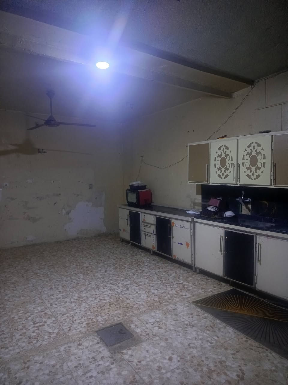 بيت للبيع مساحه 150 متر مربع وع شارع عشرين وكبالك ساحه مسيجه سكلات ال11بضهر حسينيه الزهراء ..ع.. الساحه إلبيها مدارس البيت كباله..3غرف نوم 2جوه وحده فوك...وغرفه بابه ع سطح مكامله نقص سكف وبياض ...يحتاج ترتيبات صبغ وشغلات نواعم ..سعر 90بي مجال لشراي ...يرهم مراوس..رقم ***********
