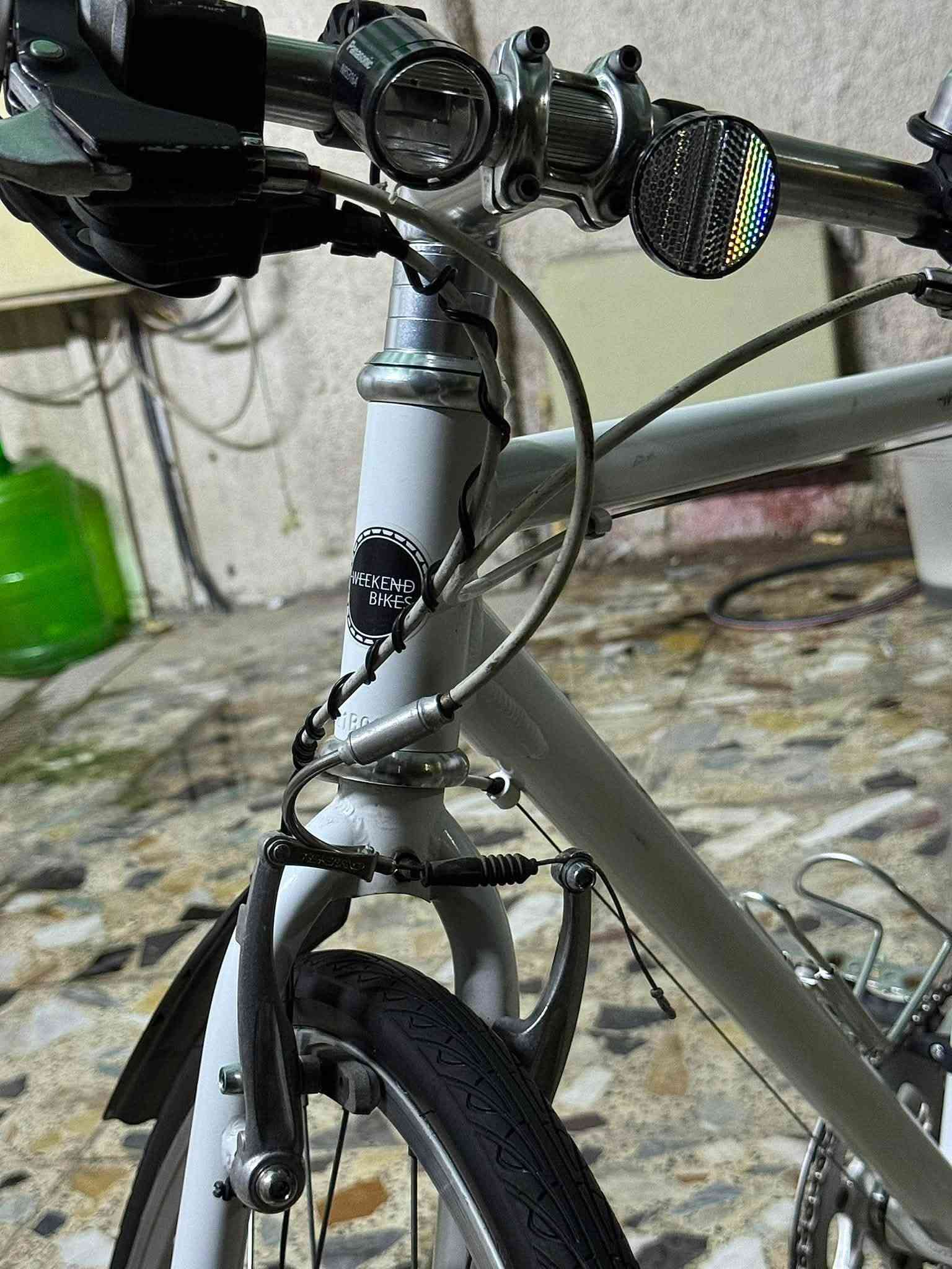 السلام عليكم بايسكل c700 نظافه٩٩٪؜💥وبسعر جداً مناسب🔥🔥فريم لارج 🚴🏻‍♂️🚴🏻‍♂️
‏WEEKEND BIKES - وهي ماركة يابانية مشهورة بدراجات المدينة الكلاسيكية
الرقم التسلسلي للشاصي الظاهر: 121B0360
المواصفات الكاملة:

1. الهيكل (Frame):
•  النوع: دراجة مدينة - City / Urban Bike - كلاسيك
•  المادة: ألمنيوم خفيف الوزن - خالي من الصدأ
•  اللون: أبيض لؤلؤي
•  التصميم: فريم كلاسيكي مستقيم مريح للظهر

2. نظام القيادة (Groupset):
•  عدد السرعات: 7 سرعات خلفية
•  ناقل الحركة الخلفي: Shimano Tourney ياباني أصلي
•  شفترات السرعة: Shimano Trigger شفترات ضغط أصابع

3. نظام الفرامل (Brakes):
•  النوع: فرامل V-Brake
•  الماركة: Tektro ألمنيوم أصلي - قوية جداً
•  مقابض الفرامل: ألمنيوم فضي

4. العجلات والإطارات (Wheels):
•  مقاس العجلة: 700C × 32 - مقاس 28 إنش - المقاس الأكثر انتشاراً والمريح
•  الطوق (الرنكات): ألمنيوم فضي خفيف
•  الهب الأمامي: دينمو هب - Dynamo Hub لتوليد الكهرباء للإنارة تلقائياً بدون بطاريات

5. الإضافات والاكسسوارات:
•  المقود: مستقيم - Flat Bar - مريح مع قبضات جديدة أبيض وأسود
•  الكرسي: كرسي عريض ومريح جلد لون بني فاتح - كلاسيكي مع سبرنكات لامتصاص الصدمات
•  عمود الكرسي: ألمنيوم مع قفل سريع لسهولة تعديل الارتفاع
•  إنارة أمامية: لايت LED يعمل على الدينمو + عاكس ضوئي

🟡 السعر ١٦٥ قفل 🔥🔥مكاني بغداد الأورفلي 

☎️رقمي ***********
