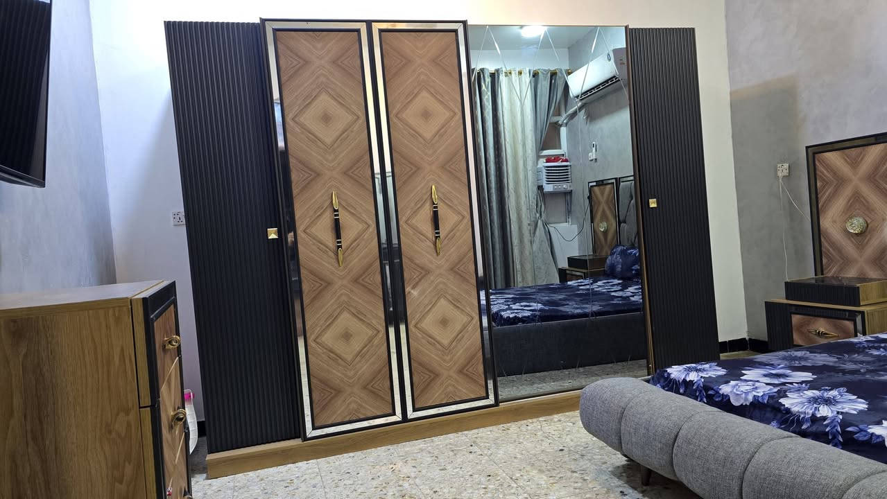 سلام عليكم غرفه تركيه هدرولك جديده نضيفه خشب بلوك اصلي صبغ حراري اناره كله شغاله عدد قطع 9 مكان بغداد شراي تصال على رقم هاتف او وتساب ***********
