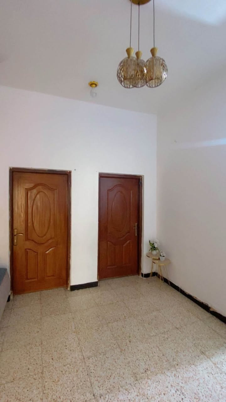 المساحه 285
البراني 9 في 4 
المطبخ 7 في 4 
الستقبال 8 في 4 
غرف 3
مجمع صحيات خارجيه 
مجمع صحيات داخلي 
طارمه على طول البيت 
85 متر حته مشتمل يصير بيها
كراج سياره 5 امتار في 6 
حديقه 4 في 4
الواجهيه 14 متره 
منور ع طول البيت 
بناء طابوك والسقف صب كونكريت الاساس صب  
البيت يبعد ع شارع العام  3 بيوت 
‏إنترنيت ضوئي مقرنص الباب البيت تبليط 
ماء كهرباء  جميع الخدمات متوفره يبعد ع مركز المدينة 10 دقايق 
بناء البيت 2018  
السماوه صوب الصغير سايدين المسبح 
التقاطع مقابل اسواق عمو 
رجاء رجاء مو يجي واحد حذف المنشور صار الي البيت  وره 3 تيام لا بطلت بيع مستعجل كلش 
البيع (75) قرار محكمه 
***********
