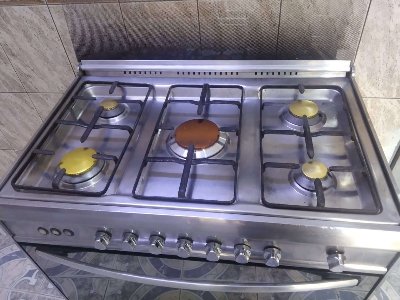 طباخ مصري للبيع 60*90 صافي 
175 قفل 
فرن ونار ممتازة
***********
