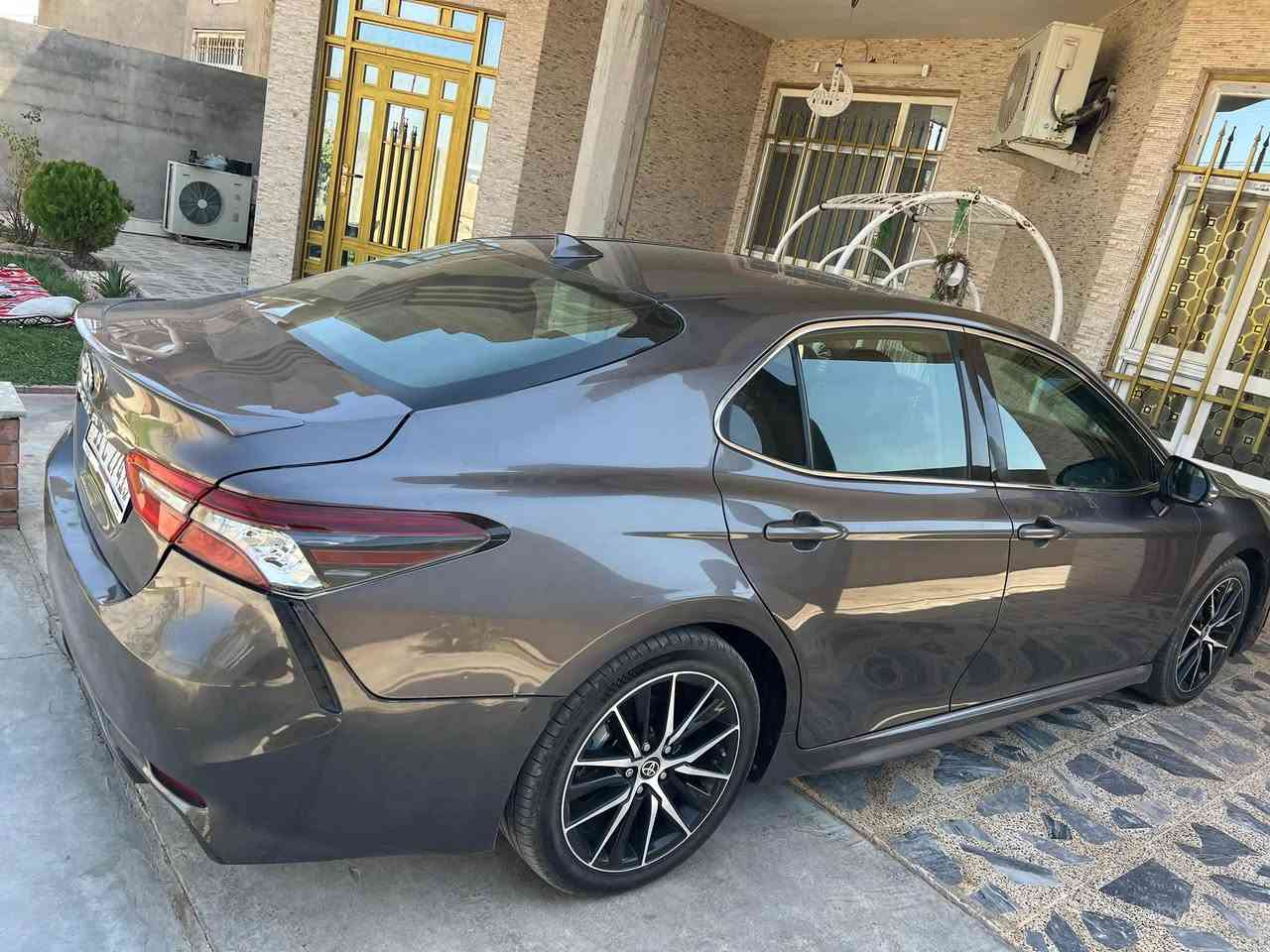 السلام عليكم ورحمة الله وبركاته
للبيع كامري موديل 2023 
المواصفات XSE دون فتحة
لون نفطي 
الضرر بنيد صبغ 
—————
محرك 2500 cc هجين هايبرد
كير acvt مستمر التعشيق 
مكفولات شرط 
—————
تخم تاير جديد
وياله بلادي
—————
رقم بغداد الجديد 
هزة لل 2027 قبل أربع اشهر سويتها 
باسمي تحويل مباشر 
—————-
كشانة جلد تدفئة 
تبريد قطعتين منفصل 
شاشة كبيرة 
كار بلي & اندورايد اوتو 
أنظمة قيادة 
Eco 
Normal 
Sport
التوقف الذاتي
Auto hold 
سايد بريك كهربائي 
————————
السعر 185 وبيها مجال
للتواصل ***********
