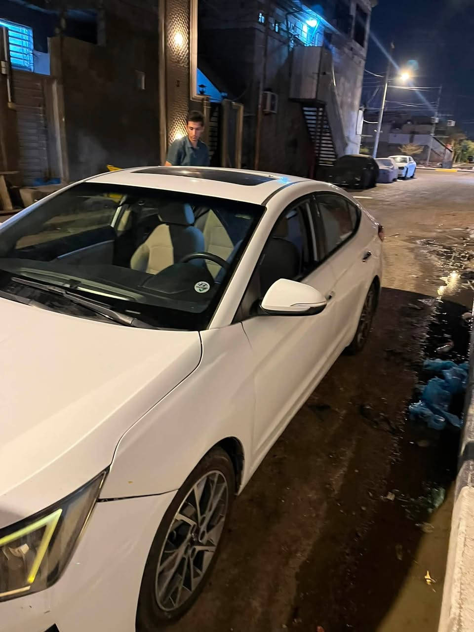 النترا 2020 خليجي محرك 2000 دوش محركها جديد ماشي عليه 40 الف كيلو فول مواصفات رقمها بغداد راعيها موجود ثاني يوم يحول  سنويتها تنتهي 2028 السيارة بيها كصة لغد ومصبوغة حزام رقمها بغداد تحويل ثاني يوم مواصفاتها 
محرك2000 دوش خليجي 
مريات شفاط 
اشاير بالمريات 
فتحة سقف 
تحكم ستيرن 
حساسات خلفية وامامية 
ترحيب ذكي 
بصمة مو سويج
3 انظمة قيادة
لد امامي 
السيارة بيها ملاحظات بسيطة 
عنوانها البصرة القبلة 
السعر 110 وبيها مجال 
للتواصل رقم الهاتف 
***********

