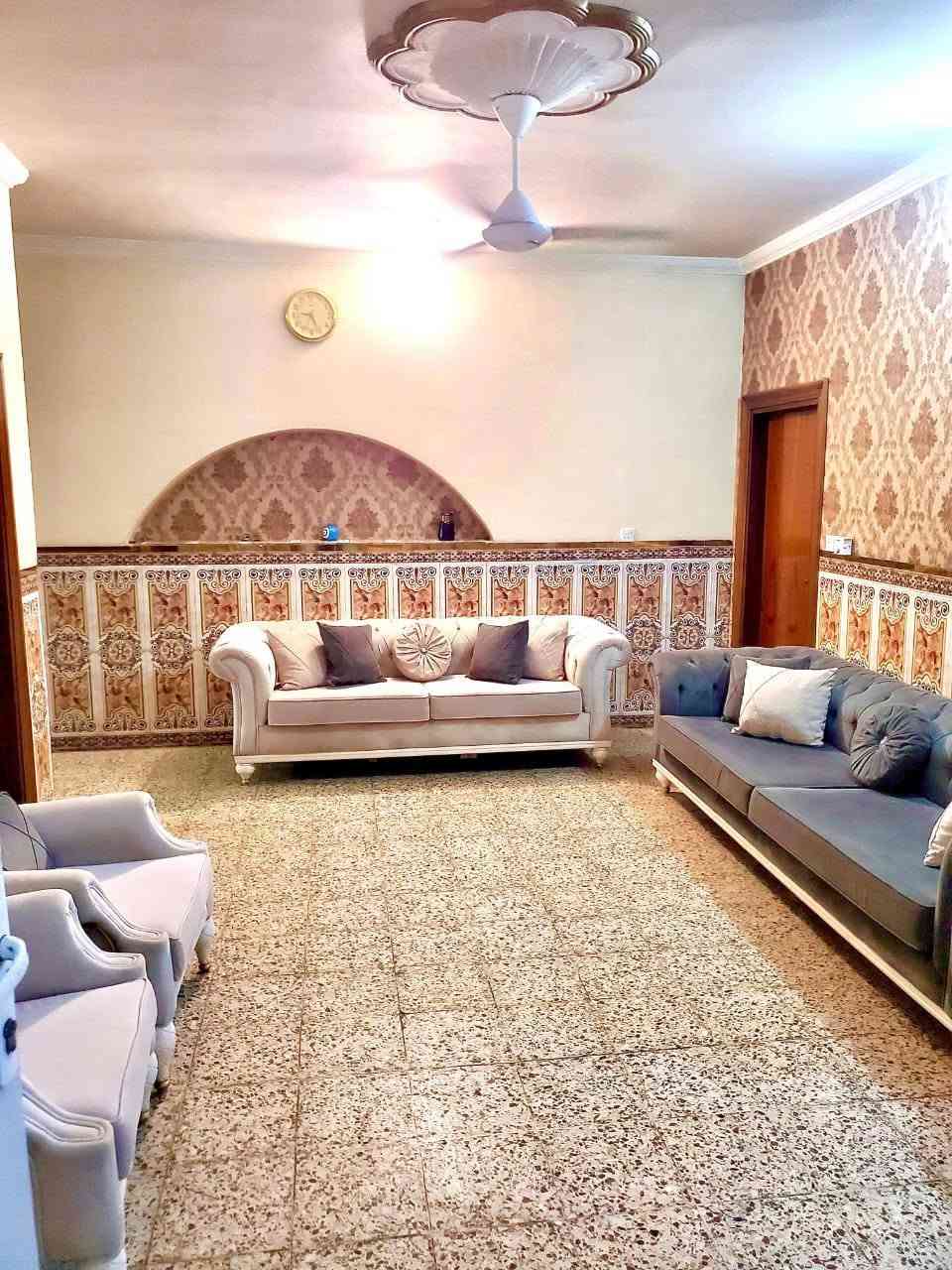 السلام عليكم بيت طابق ثاني لليجار مساحة 240متر 3نوم وصاله ومطبخ وهول وخدمات قريب على صباح العربي اول بيت من الشارع للستفسار ***********
