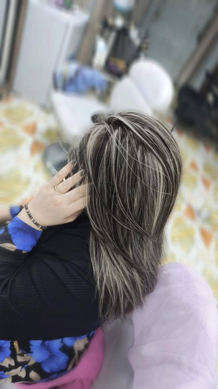 شغلي بنات ع شعر سواد فاحم و عنيد مجربة صالونات المسيب و محد كدرت اطلعلها هيج الوان ف اكيد الحل يم ڪوافيرة جنى
ࢪئيڪم بناتتت🔥🔥
صالون ڪوافيرة جنى 🤍
العنوان.. 
بابل _المسيب_حي المعلمين الاولى _فرع مطعم المعموري *
للحجز خاص او الاتصال على الرقم واتساب ***********
