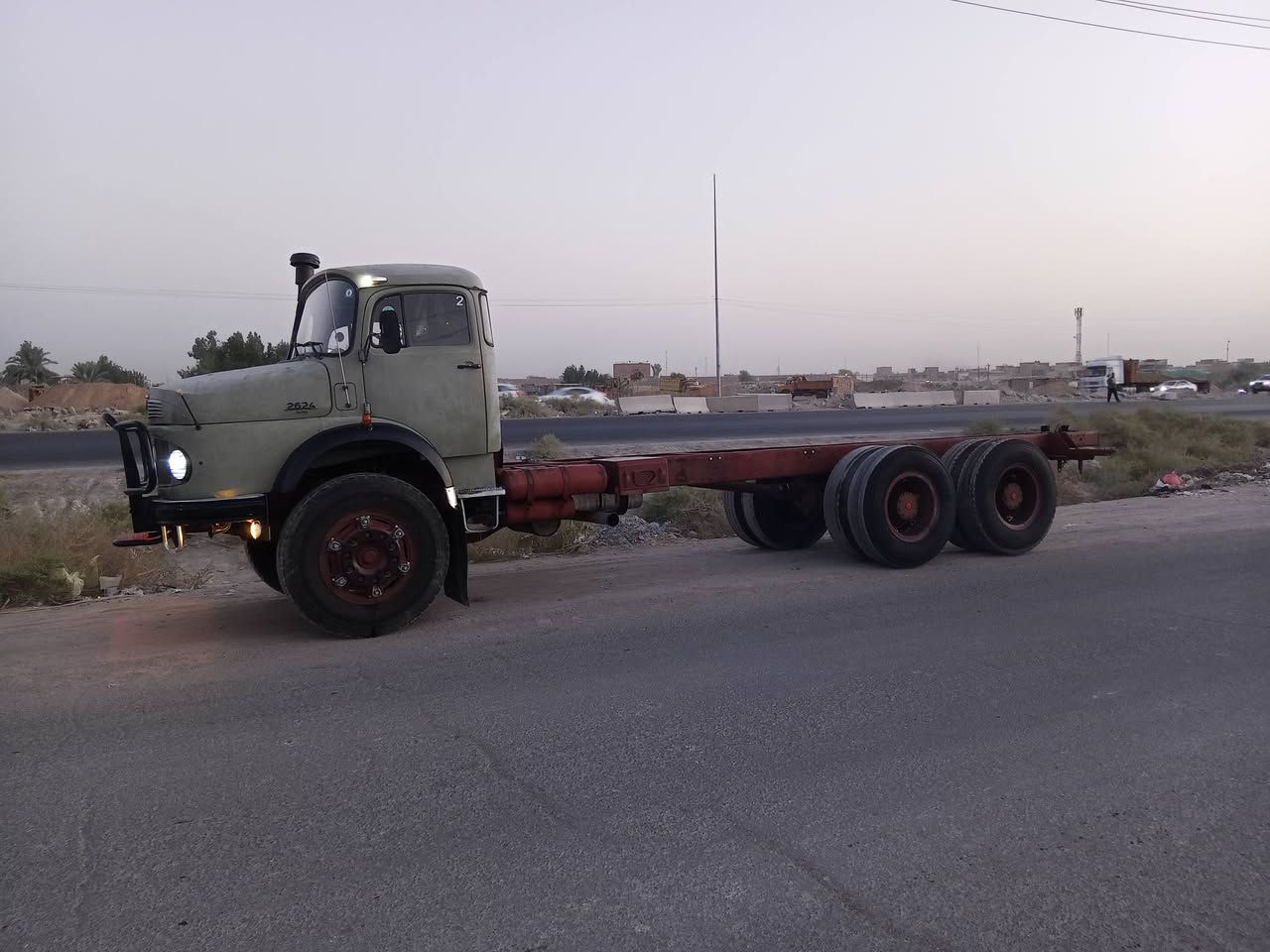 السلام عليكم سياره البيع موديل 81مجموعه جيف كير 90 رقم انبار تحويل مباشر ***********
