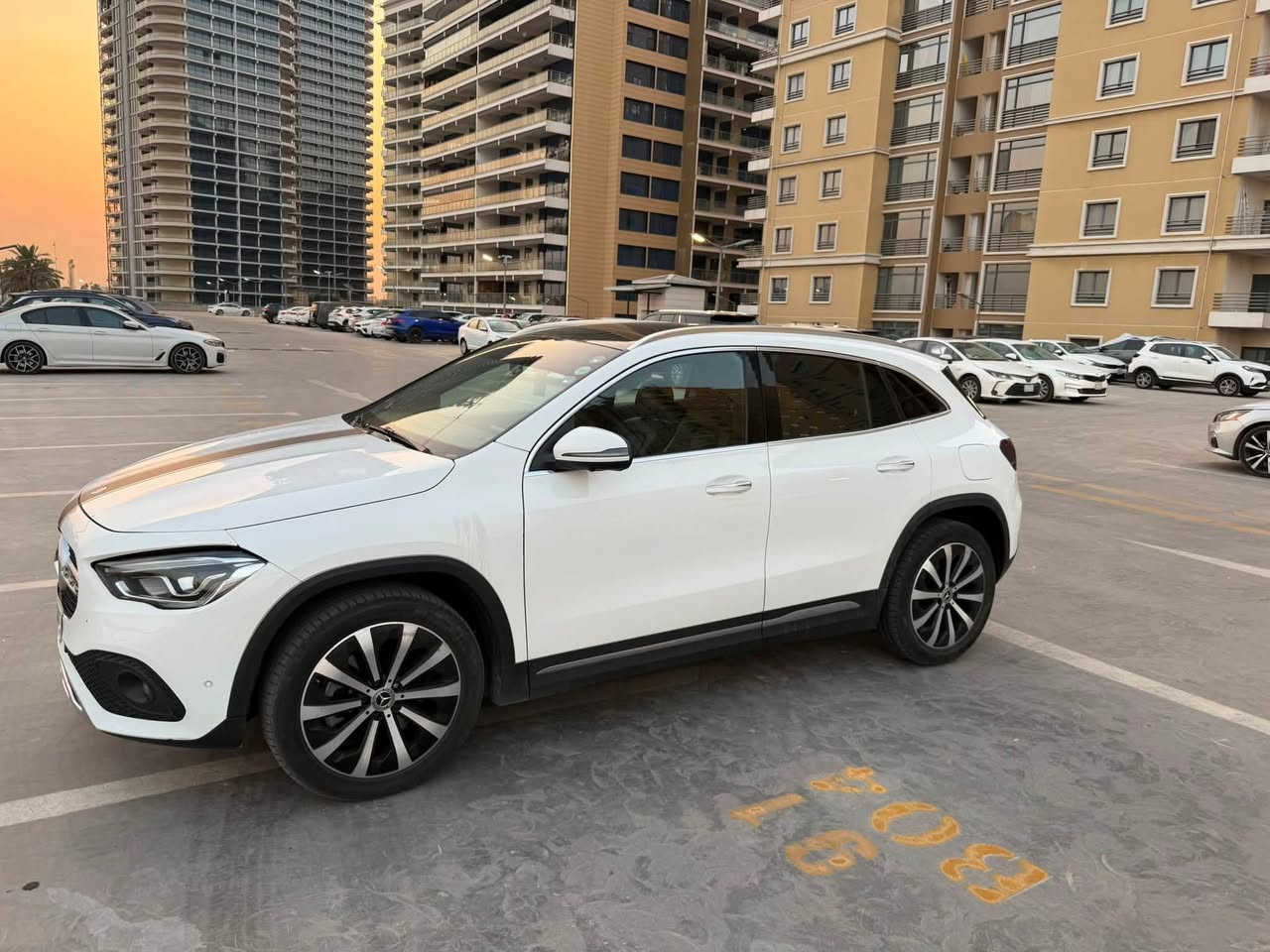 سيارة مرسيدس للبيع  GLA 250 بمحرك توربيني رباعي الأسطوانات سعة 2.0 لتر يولد قوة تصل إلى 221-224 حصاناً.المواصفات الفنية والأداءالمحرك: 4 سلندر سعة 2.0 لتر تيربو.القوة الحصانية: 221 إلى 224 حصان.عزم الدوران: 258 رطل-قدم (حوالي 350 نيوتن متر).ناقل الحركة: أوتوماتيكي ثنائي القابض (DCT).نظام الدفع: دفع أمامي قياسي أو دفع رباعي اختياري (4MATIC).التسارع (0-100 كم/س): حوالي 6.7 إلى 7.1 ثانية.السرعة القصوى: تقارب 230 إلى 240 كم/س.               الأبعاد والساحة الداخليةعدد المقاعد: 5 أشخاص.سعة صندوق الأمتعة: تبدأ من حوالي 421 إلى 435 لتراً.سعة خزان الوقود: 50 لتراً.  للاستفسار  ***********
