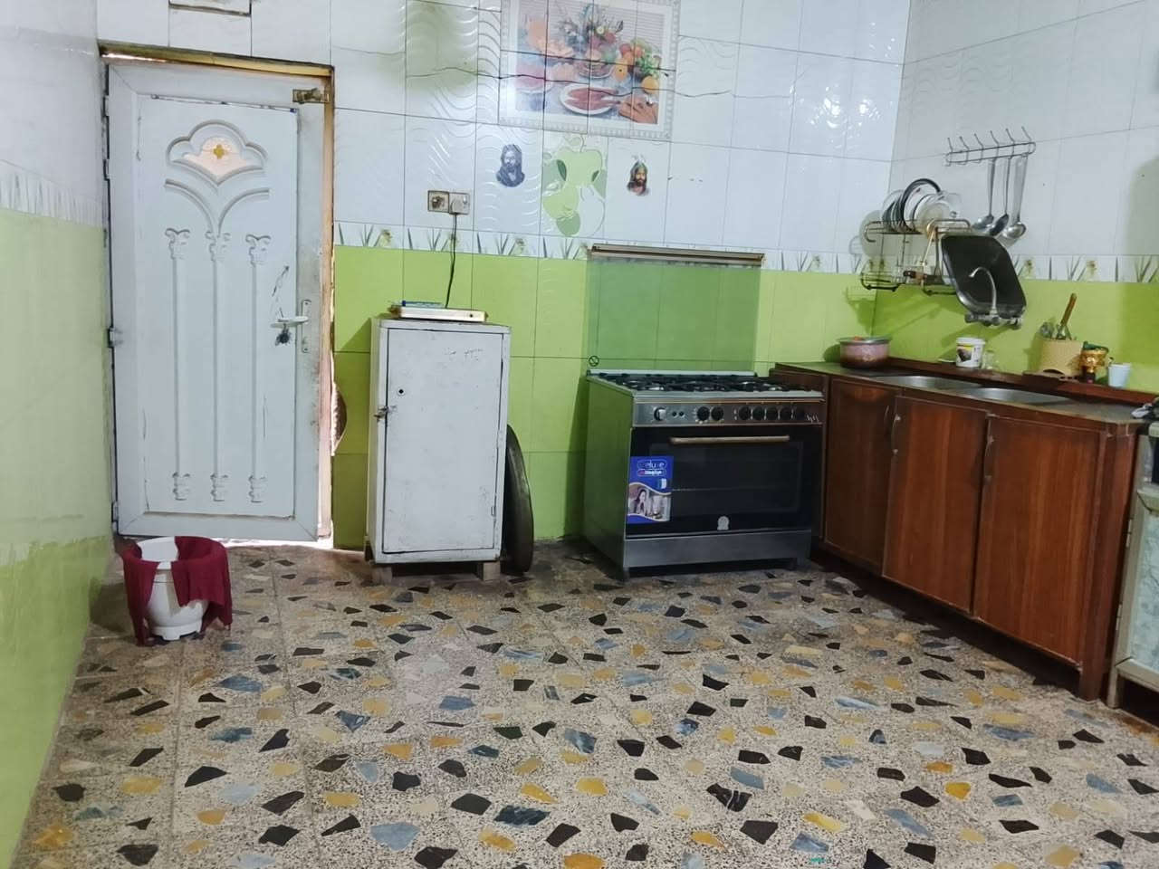 بيت خلفي  مساحة 110م  دربونه متر ونصف مشترك    بناء متوسط الموقع شارع 30 مقابل اسواق حكيم مأجر حاليآ 200 الف التواصل على الرقم ***********
