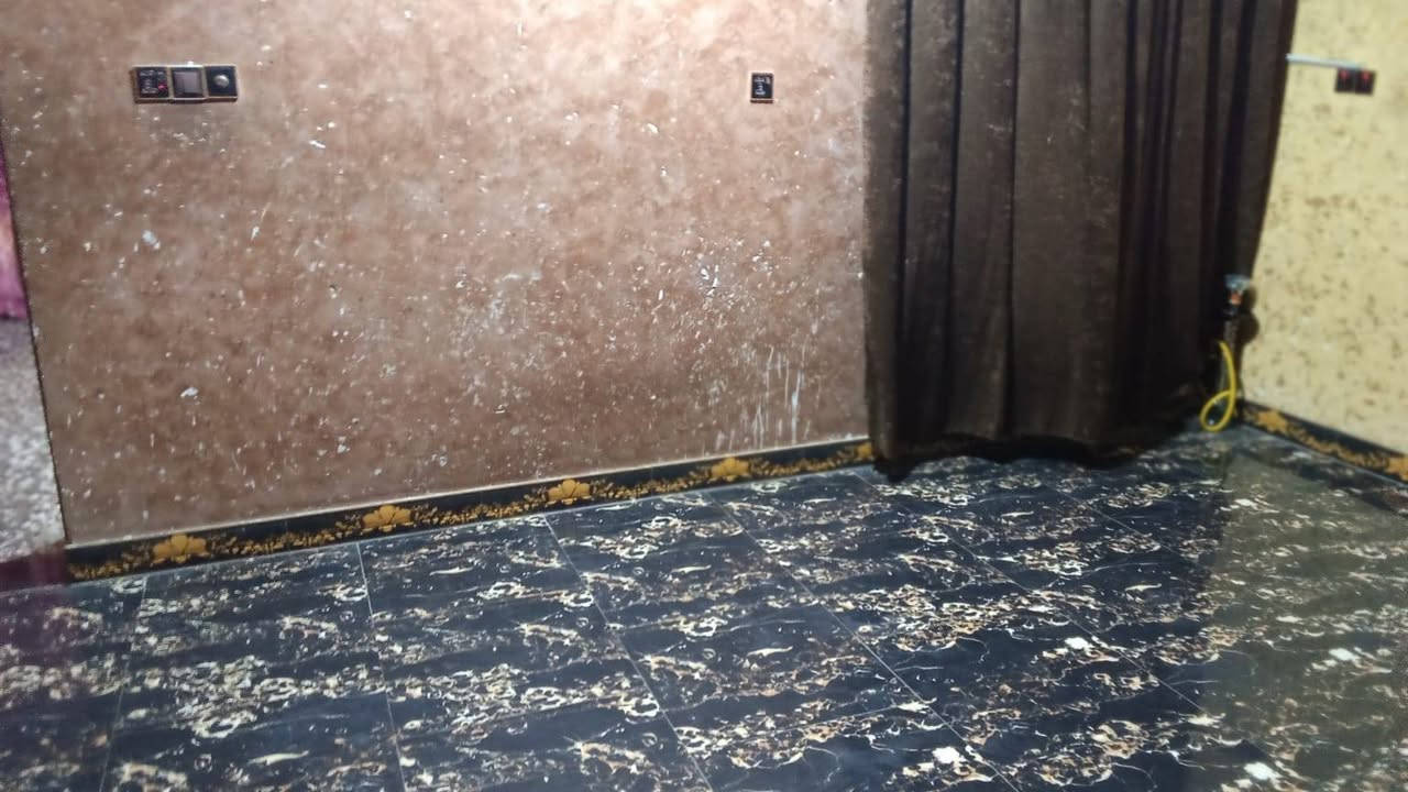 بيت مساحه 200 متر نوع طابو صرف  3 غرف نوم صاله ومطبخ  استقبال صيحات عدد 2    100متر  بناء  جديد 100 ترميم  السعر 200 مليون وبي مجال كوفه حي ميسان شارع عوده الرقم ***********.         ***********.
