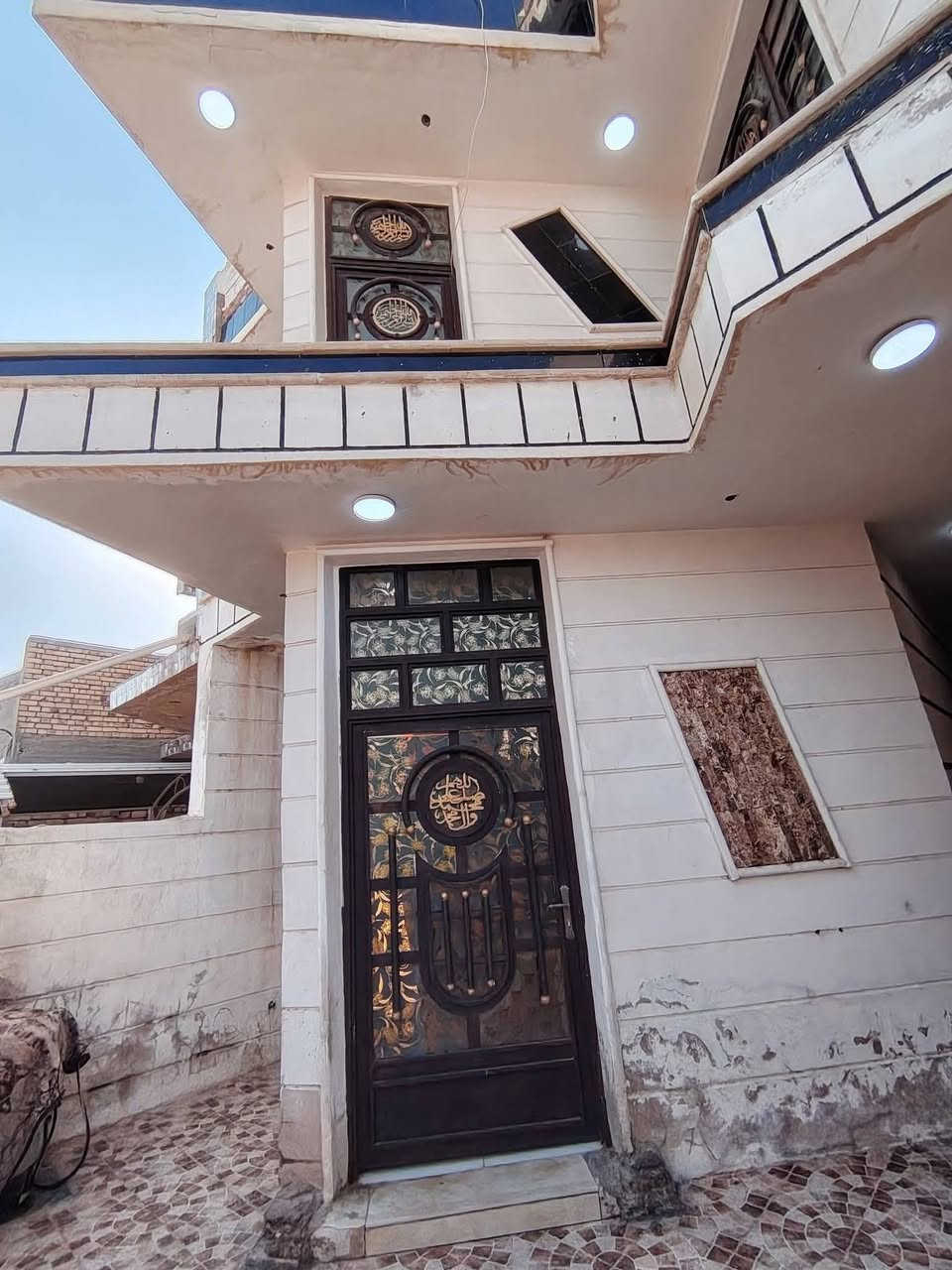 السلام عليكم دار سكن للبيع طابقين ثلاث غرف نوم البناء حديث درجة اولى في الكوت منطقة حي الحكيم نزلة علاء غريب مساحتة 150م البناء طابوق درجة اولى والسقف صب مسلح والارضية والجدران سيراميك ويتكون البيت من ثلاث غرف نوم وقياس الغرف 6×5 وصالة واستقبال ومطبخ وصحيات داخلية وخارجية ومرقم من قبل البلدية السعر 73 وبي مجال الاستفسار الاتصال على هذا الرقم ***********
