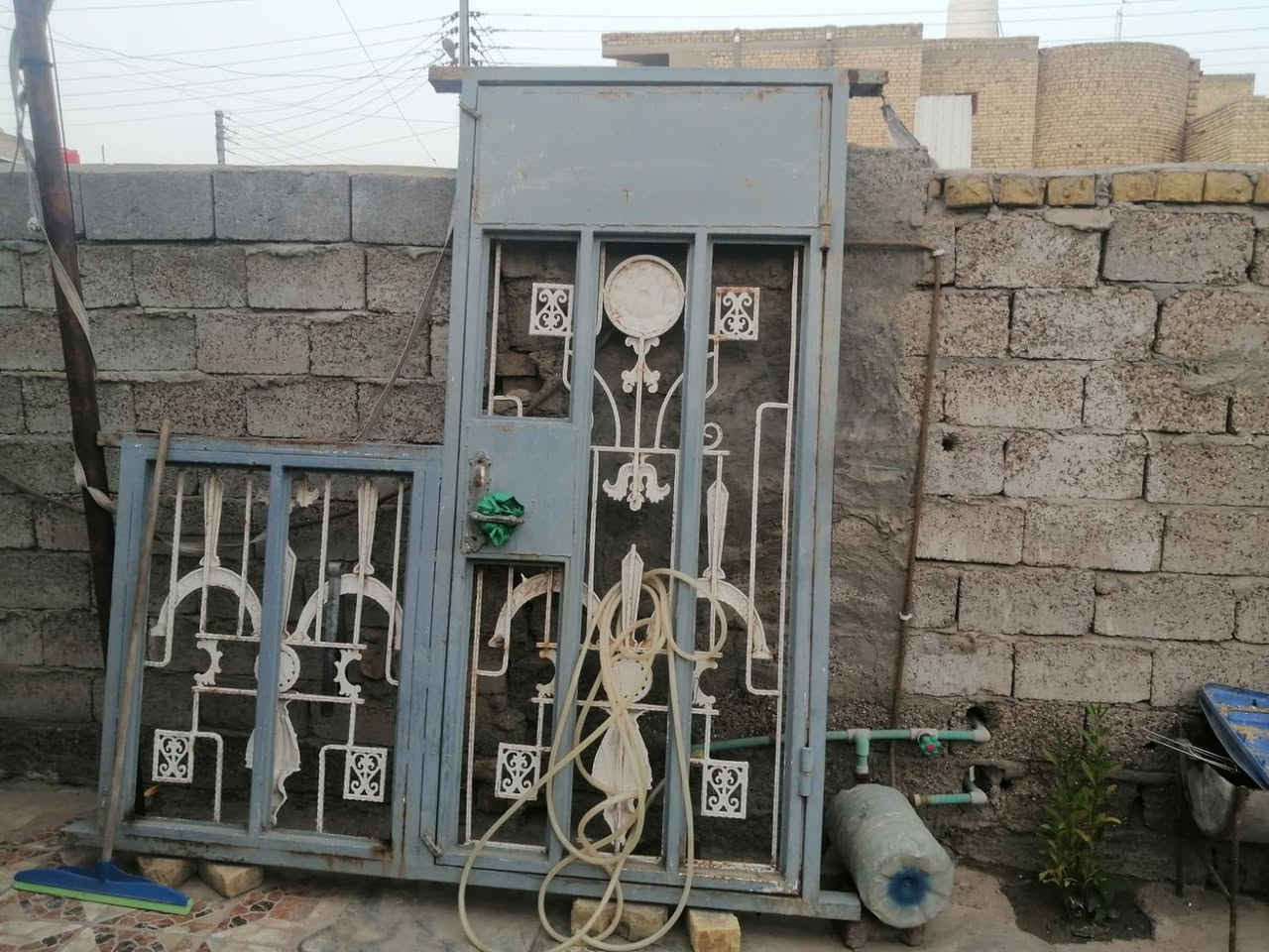 باب مع شباك للبيع التواصل على هذا الرقم 
*********** عمارة, ميسان

