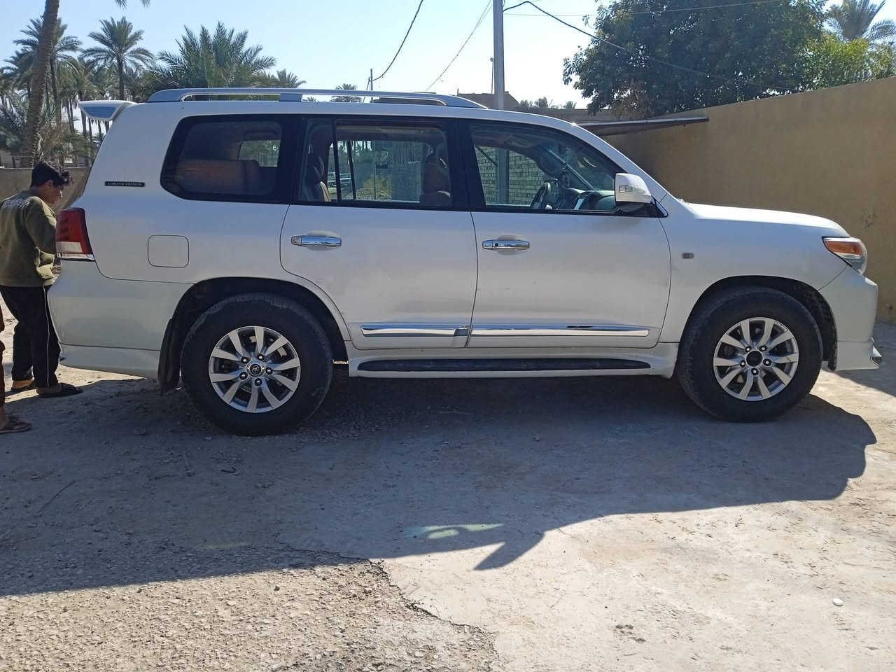لاندكروزر موديل ٢٠١٠ محدث بس بك لايت رقم وات ساب فقط ***********

