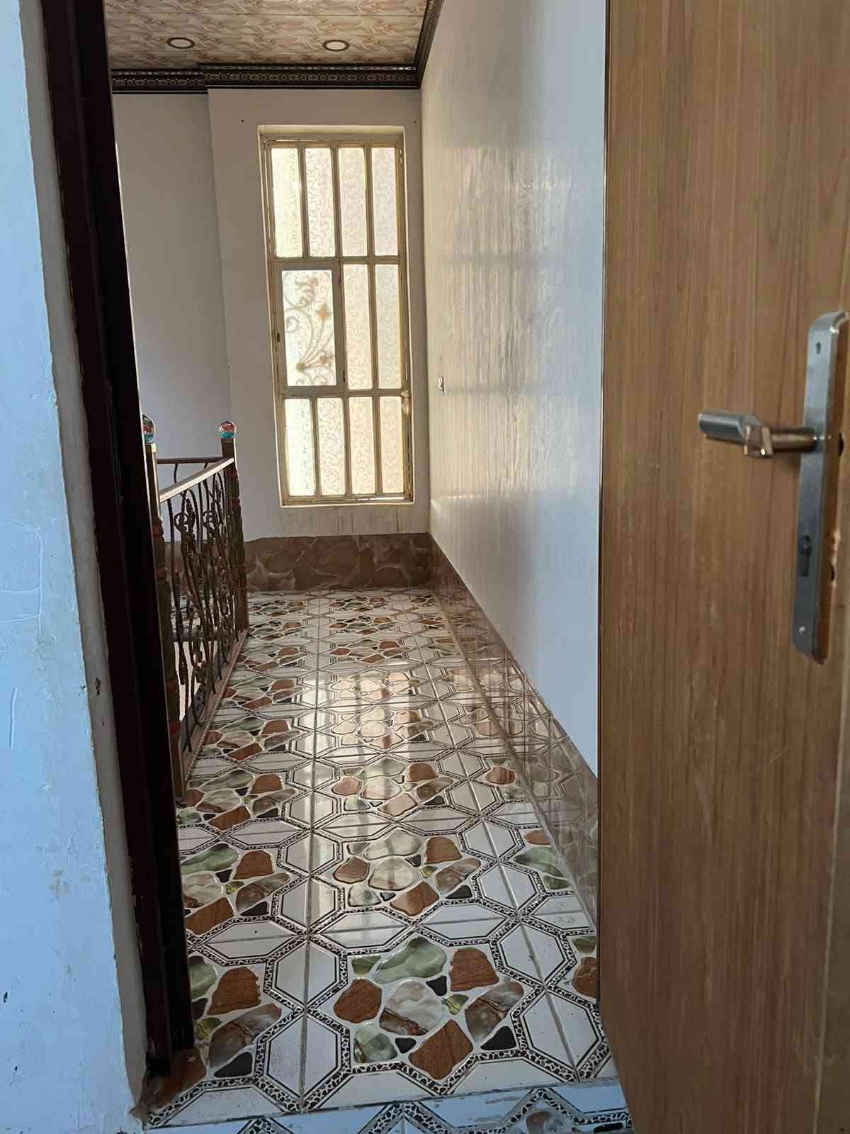 سلام عليكم 

بيت للبيع 100متر طابقين بناء درجه اولى صب كونكريت طابوق جمهوري سيراميك درجه اولى كاشي درجه اولى 
الطابق الاول 
غرفه وصحيات ومطبغ وصاله واستقبال وطارمه 
الطابق الثاني 
غرفه وصحيات وصاله وغرفه بالوجه 
موقع البيت 
خلف شارع الكفيل  قرب مدرسة الذاريات 
السعر 110وبي مجال 
للاستفسار الاتصال على الرقم ***********
