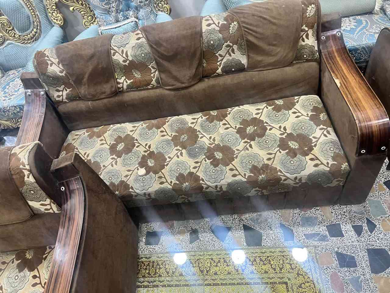 سلام عليكم
تخم دعش مقعد بي ضرار فقط تجوتين مشلوعة و حرق صغير  سعرة ٢٠٠ مكاني البلديات ه / ***********
