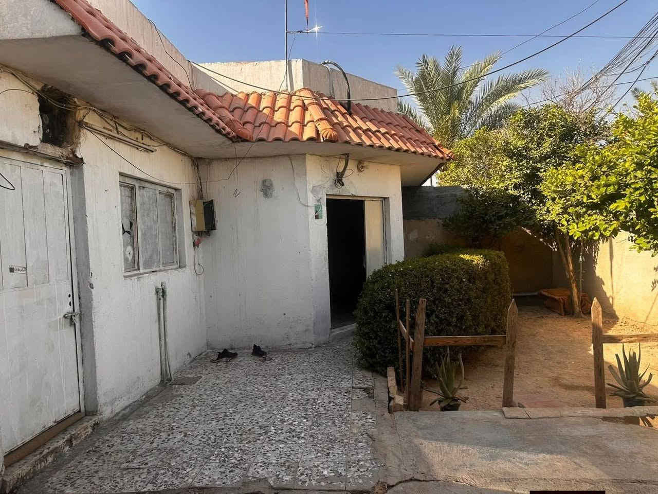 للبيع بيت داخل مجمع الإحسان المربع الأول مساحه 300 نظيف ملاحظه يحتوي على مسلك مجاري  للأستفسار الاتصال برقم***********
***********
