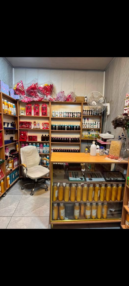 محل عطور وساعات وهدايه لبيع عدم تفرغ مكان نجف نصر شارع بانزين خانه محل جاهز مولده وطني ومنضومه طاقه سعر مليونين اجار المحل مناسب 100الف شهر *********** سبلت طن ونص جديد مبرده جديده مروحه محل جاهز
