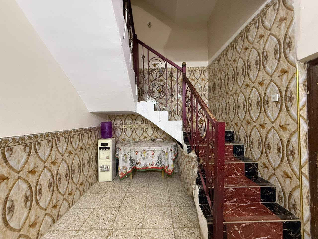 سلام عليكم بيت للبيع شارع 60 قبل السكه مقابل شارع ابو طياره اول فرع ع يسار مساحه 100 طابق ونص والثالث غرفه سندويش اسويت كامله السعر 100 وبيه مجال بسيط للستفسار ***********  واتساب
