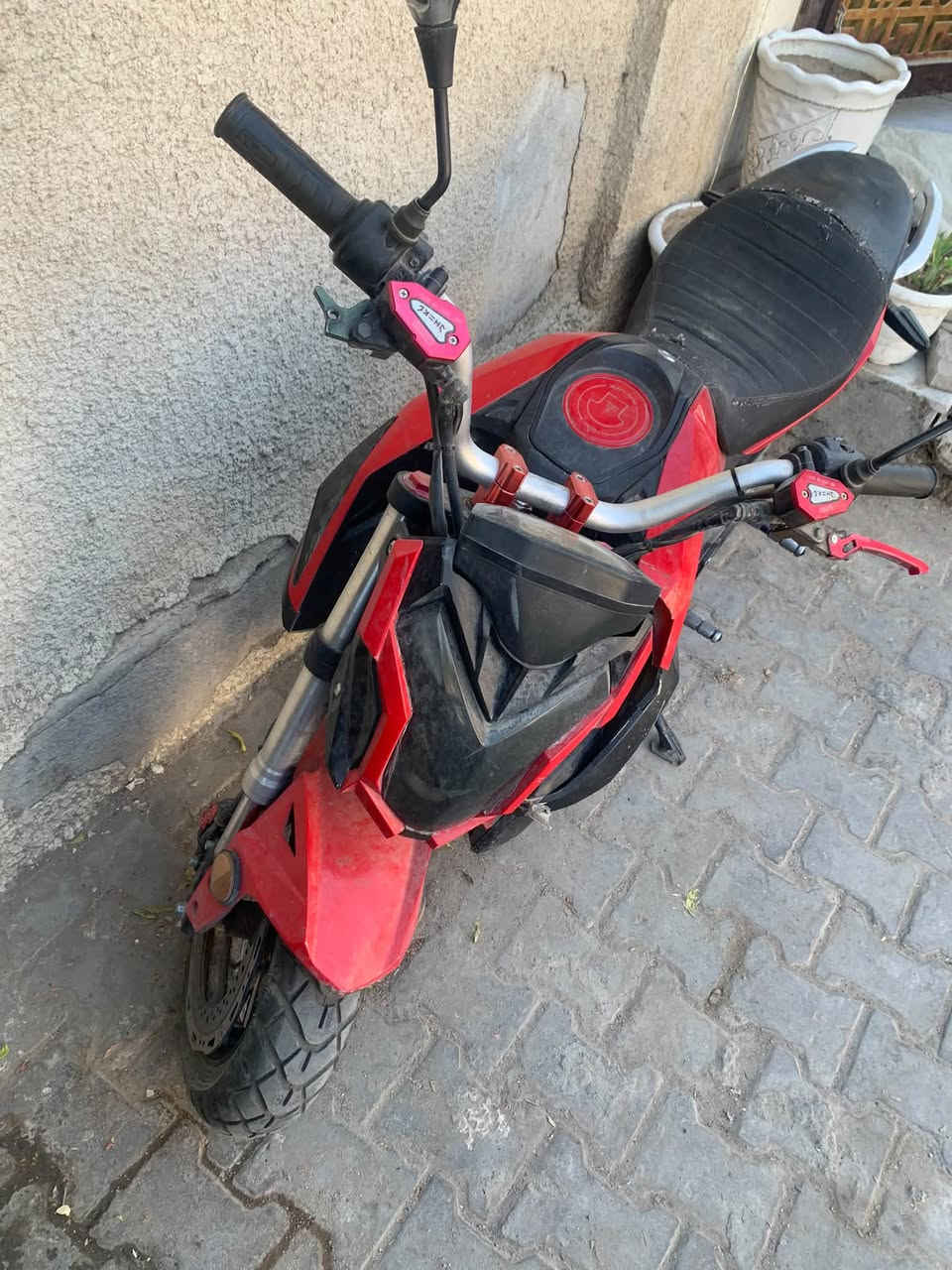 السلام عليكم اما بعد
دراجة شحن نوع قفاز
ماشية ٩،٧٥٠ قابل للزيادة شي بسيط (داخل المنطقة)
بطاريتها مبدلة بجديدة قبل ٥ اشهر تقريبا ومتعبانة لان سياقتي مسافة ٩ - ١٠ كيلو يومياً
الشحنه مالتها تمشيك ٣٥-٥٠ حسب اسلوب السياقة

حادثها قطعة اللايت الامامي الايسر بس ممأثرة عاللايت وكهربائياتها كلها شغالة والحادث هذا على وضعها اني اشتريتها هيج ويتصلح يم ابو الفايبر كلاس ويه البولش وصبغ القطعة ب ٥٠ الف 
ولد بالفضوة اختصاص (رحت وسالت بنفسي مو تسفيط كلام)

نقوصاتها
١. تشتغل عالريمونت لان الجوزة تشكل ممكن تفتح ممكن لا ف ع حطتها ما سويتها

٢. الهورن مبيه صوت (صاحبها كلي من الداخل بخاخ الكترونيات يحل الموضوع بس ممتاكد عن نفسي من هالشي)

٣. البريك الامامي شغال فقط انكسرت اليدة مالته

٤. الكشن شوي بيه خراميش بزون

سعر البيع مليون و ١٥٠
للتواصل والاستفسار خاص او عالرقم
***********

* الدراجة اني جنيتها ٤ اشهر تخبل وماعندي بيها اي مشكلة وسبب البيع اخذت غيرها ليثيوم علمود المسافة

مكان الدراجة بغداد - الاعضمية
