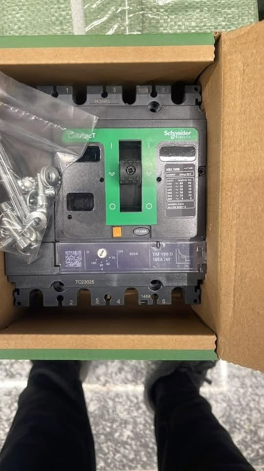 🔥 وصلت دفعة جديدة من منتجات Schneider Electric الأصلية 🔥
⚡️ الجوزات (MCB)
• أحادية 1P — 3000 د.ع
• ثنائية 2P — 10000 د.ع
• ثلاثية 3P — 14000 د.ع
• رباعية 4P — 23,500 د.ع
• أحادية 100A / 125A — 23,500 د.ع
• إيرث ليكج ثنائية — 20000 د.ع
• إيرث ليكج رباعية — 38,000 د.ع

⚡️ القواطع الهوائية Schneider ComPacT – 3P
• 100A — 85,000 د.ع
• 125A — 90000 د.ع
• 160A — 98000 د.ع
• 250A — 110000 د.ع

⚡️ القواطع الهوائية Schneider ComPacT – 4P
• 100A — 93,000 د.ع
• 125A — 105000 د.ع
• 160A — 110000 د.ع
• 250A — 125000 د.ع

🛡️ ضمان استبدال لمدة 3 سنوات
🚚 شحن إلى بغداد وجميع المحافظات
📦 توصيل مجاني للطلبات بالجملة

📞 للتواصل والاستفسار:
***********

📍 بغداد – الشورجة – عكد النصارى
