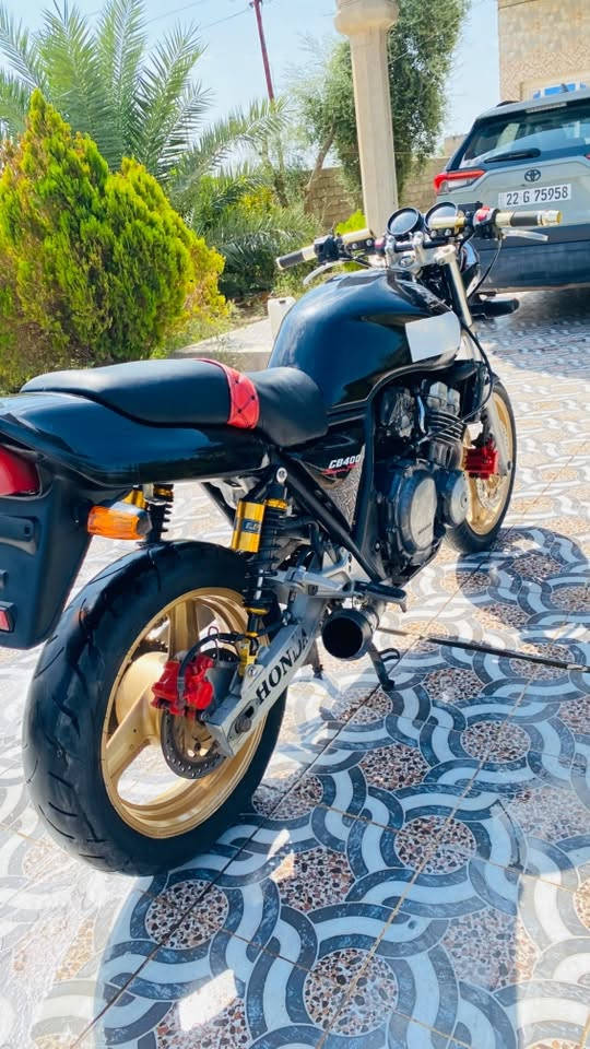 السلام عليكم
سيبي 400 جيل اول 16ولف 

اوراق كامله مو كلك 

كهربائيات كله شغاله 

محرك لاتبخير ولا تنقيص شلعه ومعدل خير من الله 

نواقص فقط عداد مال دشبول واير كيلو متر وبريك امامي يحتاج تنفيس ودسكات 

ترهم مراوس حسب القناعه سعر خاص والموشراي لايطبلي بس يسئل وذا متعرف بيهن هم لاطب واني خادم 

***********
