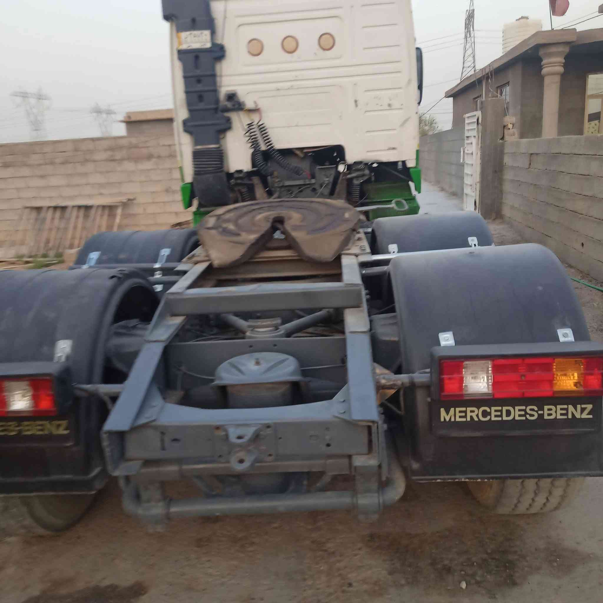 سلام عليكم  راس تريله سنكل خلفي فالفو انبار مربوطه فلات جوانب متحركه موديل 97 تخم تاير تبريد ثلج مكينه لا صرف ولا بخار السنويه مجدده 28 لوحات 3 السعر 110 وبيهة مجال للستفسار اتصل على الرقم ***********
