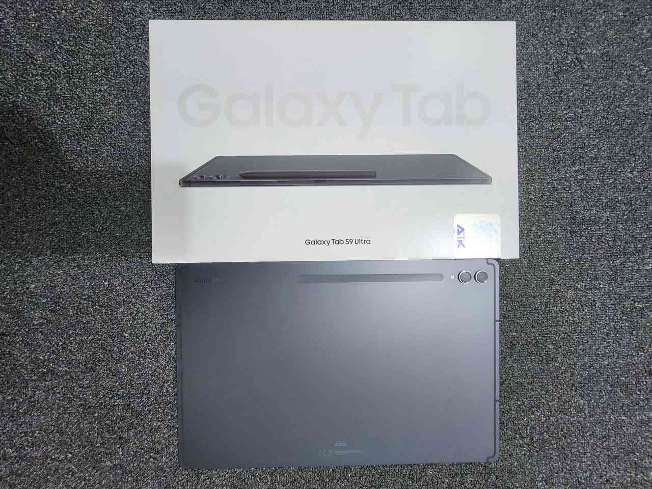 للبيع: تابلت Samsung Galaxy Tab S9 Ultra
(مع الكارتونة)
​الجهاز نظيف جداً جداً وخالي من أي خدوش أو عيوب (أخو الجديد).
​📋 المواصفات الأساسية:
​المساحة الداخلية: 512 كيكابايت (مساحة ضخمة لتخزين الملفات والألعاب).
الرام الداخلي 12 كيكا بايت
​نوع النسخة: Wi-Fi (واي فاي).
​الشاشة: عملاقة بحجم 14.6 بوصة من نوع Dynamic AMOLED 2X، تقدم أداء خرافي بمشاهدة الفيديوهات والألعاب.
​الأداء: معالج قوي جداً Snapdragon 8 Gen 2 for Galaxy يشغل أقوى اللعبات والتطبيقات بسلاسة تامة.
التابلت ضد الماء والغبار بالكامل
​الملحقات: ( الكارتون الخاص بالتابلت، والقلم الأصلي غير مستخدم، وكيبل الشحن الأصلي غير مستخدم)
​السعر: [900 الف] دينار
​مكان السكن: [الديوانية]
​للتواصل والاستفسار: (الاتصال او المراسلة على الواتساب على الرقم: [***********)
يوجد خدمة توصيل في الديوانية والنجف فقط
