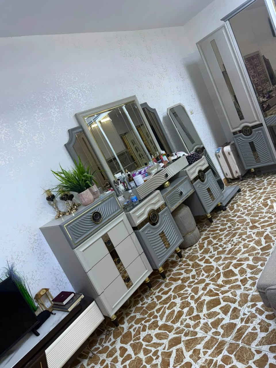 السلام عليكم
غرفه نوم تركيه

مستخدمه شي قليل 

العنوان الصوفيه

الاستفسارات ***********
