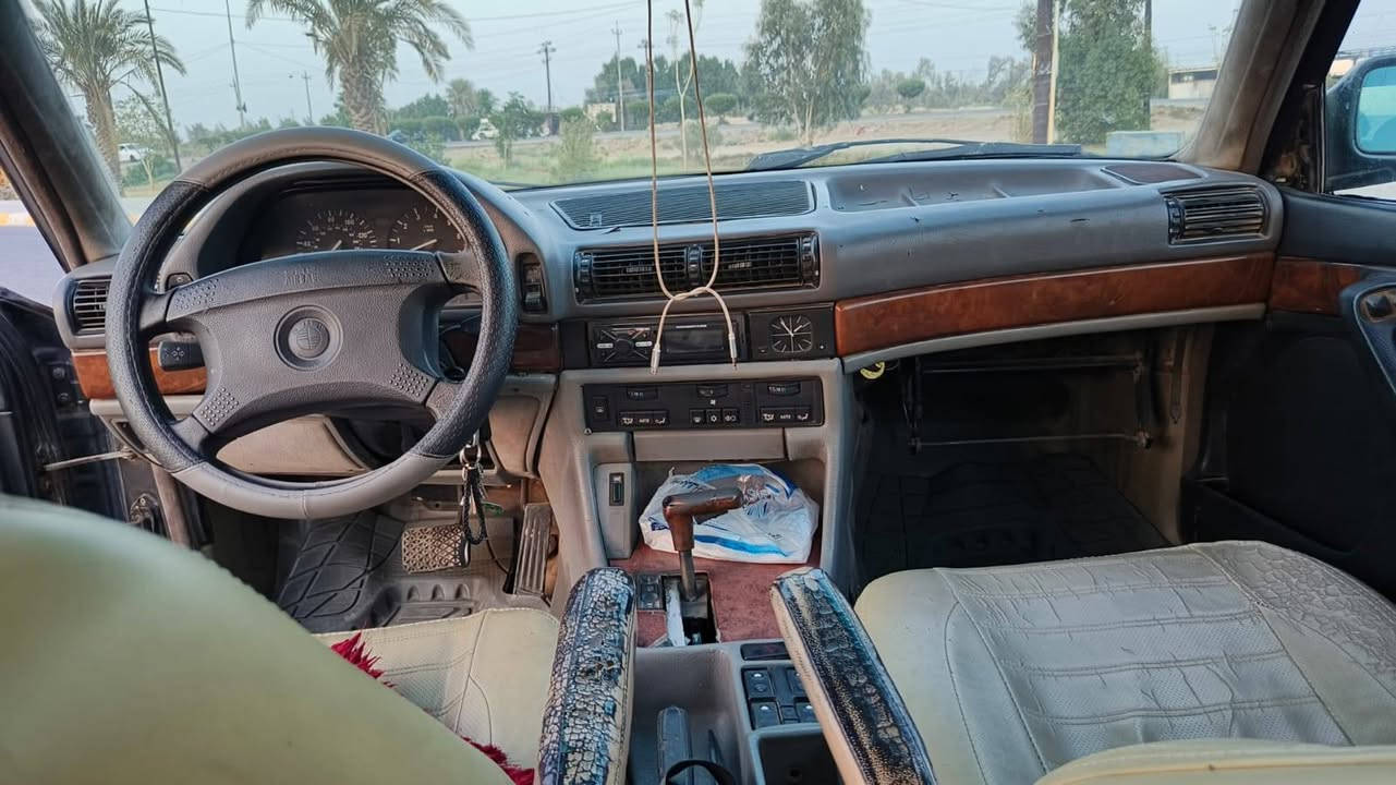 السلام عليكم 
سياره بلاش بلاش 
بي ام دبليو موديل ٩١ كير مكينه بطه تبريد شغال سلايت كهربائيات كله شغاله هزه جديده رقم بغداد 
السعر ٢٨
العنوان واسط 
*********** الحال, واسط
