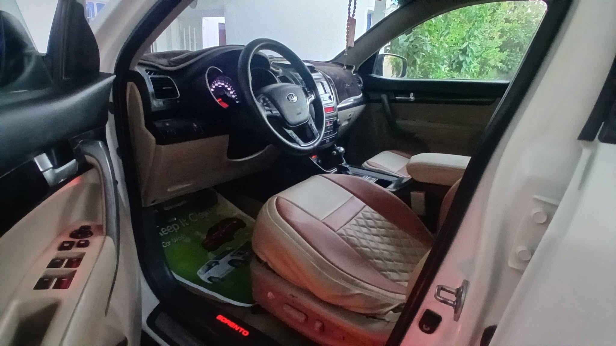 السلام عليكم
🛑 السعر 129 🛑 📞 ***********

🚘 سورينتو خليجي بنظافة الزيرو، رقم بغداد بسمي، تحويل أي مكان، رقم دولي جديد، سنوية مجددة، فل مواصفات عدا الفتحة، 7 راكب.

بصمة، حساسات أمامية وخلفية، كاميرا، كراسي كهرباء، 4 سلندر، دوش 3 قطع، تبريد وتحكمات ستيرن، داخل جلد، يدات ضوئية، دوسات ليزرية، LED أمامي وخلفي، ويل كروم، مرايات جانبية شفط، تخم تاير كوري، إنارة داخلية، تبريد كراسي، بيانو ثلج ❄️

كير ومكينة وصدر شركة. السيارة بيها جاملغ خلفي جهة اليمين.

📍 المكان: بغداد
