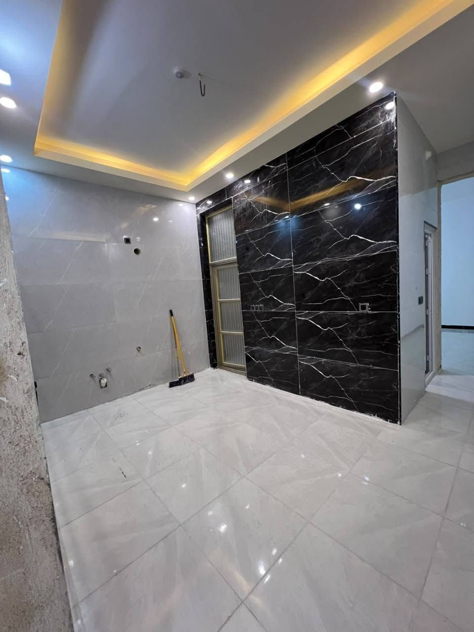 سلام عليكم 
بيت 100متر طابقين جديد ما مسكون🏠
طابق اول استقبال صاله مطبخ غرفه صحيات داخليه و خارجيه
طابق ثاني غرفتين وصاله وصحيات +سطح 
موقعه حي الوفاء ضهر التجاري قريب شارع الكيات 
كامل خدمات 
استفسار 
***********
