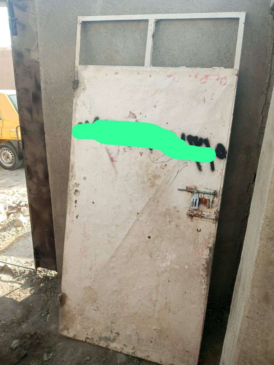 سلام عليكم بيبان حديد مستخدم عدد٣  بس واحد بي جرجوبه لا اعرف قياس ولا شي  ابيع كوم حديد سعر ٧٠ الف مكان حي لعامل, ***********
