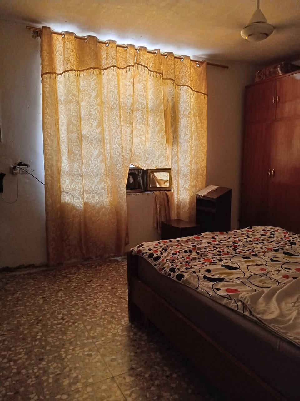 سلام عليكم
***********  شراي يتصل نزلنا من سعر سبب ظرف وبالعافية على لشتريه
بيت للبيع ركن على ٣شوارع عنوان شارع المطار خلف محلات صالح العكيدي يبعد عن تقاطع ٣٠٠م  وعن شارع العام مسافه اقل  ١٠٠م 
قرب مدرسة القمه الأهلية بناء بلوك سقف مسلح وارضيه كاشي بي غرفتين وصاله ومطبخ جدران سيراميك وصحيات خارجية وطرمه خدمات مجاري مربوطه على شارع 
مدارس قريبه سند زراعي ٢٥ ومساحة ٢٤٣م وخط مولد موجوده
