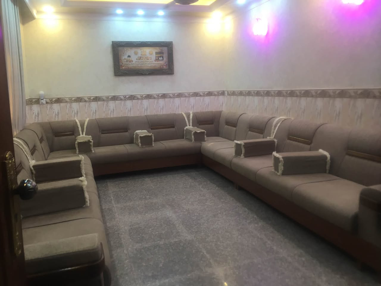 بيت للبيع في حي اسيا مساحة ١٥٠ متر يحتوي على ٤ غرف نوم استفسار اتصل على هذا الرقم ***********
