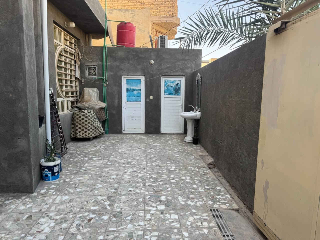 بيت للبيع في الحولي عمود رقم 1 خلف ملعب النجف الدولي خلف شارع 30 المساحه 200 متر طابقين بناء جديد طابو صرف
يحتوي الطابق الاول على طارمه كبيره وتخاريج داخليه وخارجيه 
استقبال 7*4 فوقها غرفه 
مطبخ 5*4 فوقها غرفه
صاله 8*4
وغرفه 5 ونص* 4 ونص فوقها غرفه
وصحيات وثنين مكشوفات 
الطابق الثاني يحتوي على صاله و 3 غرف نوم وصحيات 
السعر 200 / مطلوب للمصرف 15 
للاستفسار الاتصال 
***********
