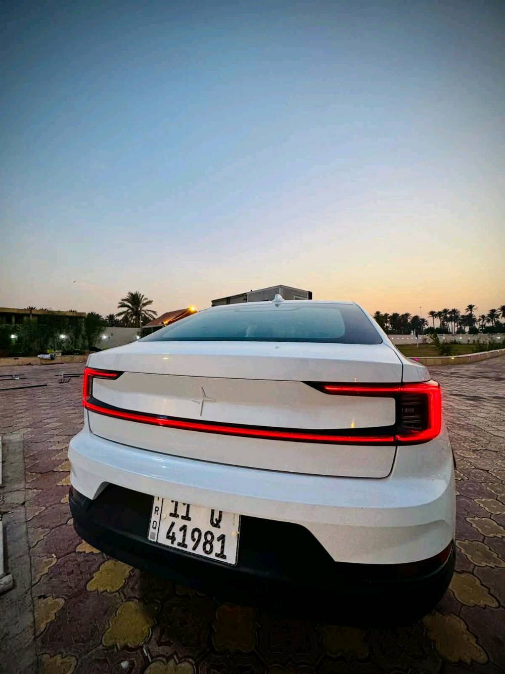 🇸🇪 عندما يلتقي الفن الاسكندنافي بمستقبل القيادة... 🇸🇪
✨ لأصحاب الذوق الرفيع: POLESTAR 2 (VOLVO) موديل 2023 
 شكل 2024 (للبيع أو المراوس)

تجسد هذه السيارة أرقى ما قدمته الهندسة السويدية؛ فهي مبنية على خبرة فولفو (Volvo) في الأمان والمتانة، ومقدمة بلمسة Polestar العصرية التي تعكس البساطة والرقي الاسكندنافي.🇸🇪 

• فئة المدى الطويل  long range 
• بطارية 🔋 كبيرة 78 KW 
تدعم الشحن السريع و المنزلي
 مع الشاحنة الأصلية 
الشحنه الواحدة 550 كيلومتر 
الممشى K 60 قابل للزيادة
🌑اطارات مقاس 19 جديد 
#السعر 18500 $$
رقم بغداد انگليزي بأسمي  شرط التحويل 
(بنيد صبغ فقط+جاملغ بارد)
***********
***********

رقم الشاصي  ( YSMEG3KA4PL156354 )

★ مواصفات كثيرة 
شرح جزء بسيط جداً 
دشبول خرائط 
رادارات 360°
كاميرات 360°
حساسات 360°
لايتات داينمك متحرك PIXEL TECHNOLOGY ليزر 
نظام ترفيهي كامل التطبيقات 

❄️🔥تبريد تدفئة كشنات قطعتين مناخي منفصل ثلج 

🌬️ 📐 التصميم والشكل العام
هيكل فاستباك (Fastback): تصميم يجمع بين أناقة سيارات السيدان والعملية العالية لسيارات الهاتشباك/الكروس أوفر، مما يعطيها وقفة رياضية ومرتفعة قليلاً.
خطوط التصميم: يتميز التصميم بالبساطة والنظافة (Minimalist) والخطوط المنحوتة التي تعكس لغة التصميم التقني للعلامة.
المصدر: تشترك في قاعدة البناء CMA (Compact Modular Architecture) مع طرازات فولفو مثل XC40.
💡 الإضاءة والتوقيع البصري
المصابيح الأمامية (LED Headlights): تتميز بتصميم "مطرقة ثور" الشهير والمستوحى من فولفو، وهي مصابيح LED نشطة (Active LED) مع إضاءة عالية نشطة وتعديل آلي للمستوى. 
الشريط الضوئي الخلفي: شريط ضوئي خلفي كريستالي يمتد بعرض السيارة بالكامل، ويتكون من 288 وحدة LED، مما يعطي توقيعاً ضوئياً فريداً ومميزاً.

II. 💎 الباقات والإضافات الفاخرة المتوفرة

1. 🛡️ حزمة Pilot Pack (تركيز على الأمان والقيادة الذكية)
• نظام Pilot Assist المتقدم: مساعدة في القيادة على الطرق السريعة (توجيه، تسارع، وفرملة).
• كاميرات ومستشعرات 360 درجة: لسهولة الركن والمناورة.
• نظام تنبيه النقطة العمياء (BLIS): مع نظام مساعدة التوجيه.
• نظام تنبيه حركة المرور الخلفية (RCT): مع مساعدة الفرملة.
• مصابيح LED متكيفة Pixel: إضاءة ذكية وقوية دون إزعاج السيارات القادمة. 
متحرك مع عجلة القيادة 

🖥️ التقنيات والمقصورة الداخلية

 Polestar 2 (2023) - أول سيارة في العالم تعمل بنظام Google Automotive OS المتكامل. تكنولوجيا ذكية، قيادة أذكى.
نظام الترفيه: شاشة ترفيه مركزية تعمل باللمس مقاس حوالي 11.15 بوصة أو 11.2 بوصة.
نظام التشغيل: نظام معلومات وترفيه مدعوم من Google (أندرويد أصلي) مع خدمات جوجل المدمجة.
شاشة السائق: شاشة رقمية لعرض معلومات القيادة مقاس 12.3 بوصة.
الاتصال: دعم Apple CarPlay و Android Auto 
الميزات الداخلية:
شاحن لاسلكي للهاتف 
مقاعد مريحة وعالية الجودة.

🟢🔴⚫الإطارات الذكية والمستشعرات المدمجة
تهدف هذه التقنيات إلى تزويد السائق والسيارة ببيانات دقيقة وفورية عن حالة الإطارات، وتُعد ضرورية للقيادة الذاتية.
• نظام TPMS المتقدم: أجهزة استشعار (Sensors) مدمجة في الإطار أو الصمام لتوفير بيانات دقيقة ومباشرة حول:
درجة الحرارة داخل الإطار.
•ضغط الهواء (مراقبة الضغط الأساسية).
• مستوى تآكل المداس (المستقبل).
• الإطارات الذكية المتصلة (Smart Tires):
تتضمن مستشعرات متقدمة تتواصل مع كمبيوتر السيارة لتوفير صيانة تنبؤية (Predictive Maintenance).
يمكنها تحليل ظروف الطريق (جاف، رطب، ثلج) وتكييف خصائصها أو نقل البيانات إلى أنظمة التحكم في السيارة لتحسين الأداء (مثل فرامل ABS والتحكم الديناميكي).
الإطارات المتغيرة/المتكيفة: مثل مفهوم Hankook Hexonic التي تحلل الطريق باستمرار وتتكيف أخاديد مداسها وفقاً لظروف القيادة.

.
