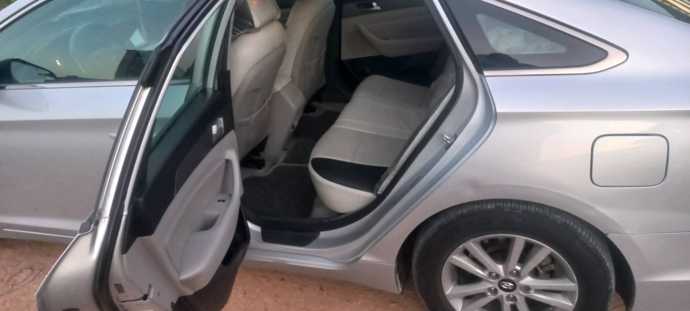 سوناتا 2015 امريكي Gdi 
السيارة ليبل واحد بيها الجاملغ الامامي ضربة بسيطة
 ما بيها اي دواخل السيارة جاهزة 
رقمها بغداد وبأسمي سنوية ٢٠٢٩
كير ومحرك وتبريد كفالة وتخم تاير جديد صدرها جديد السيارة مناقصها كلشي 
المكان بغداد عامرية
***********