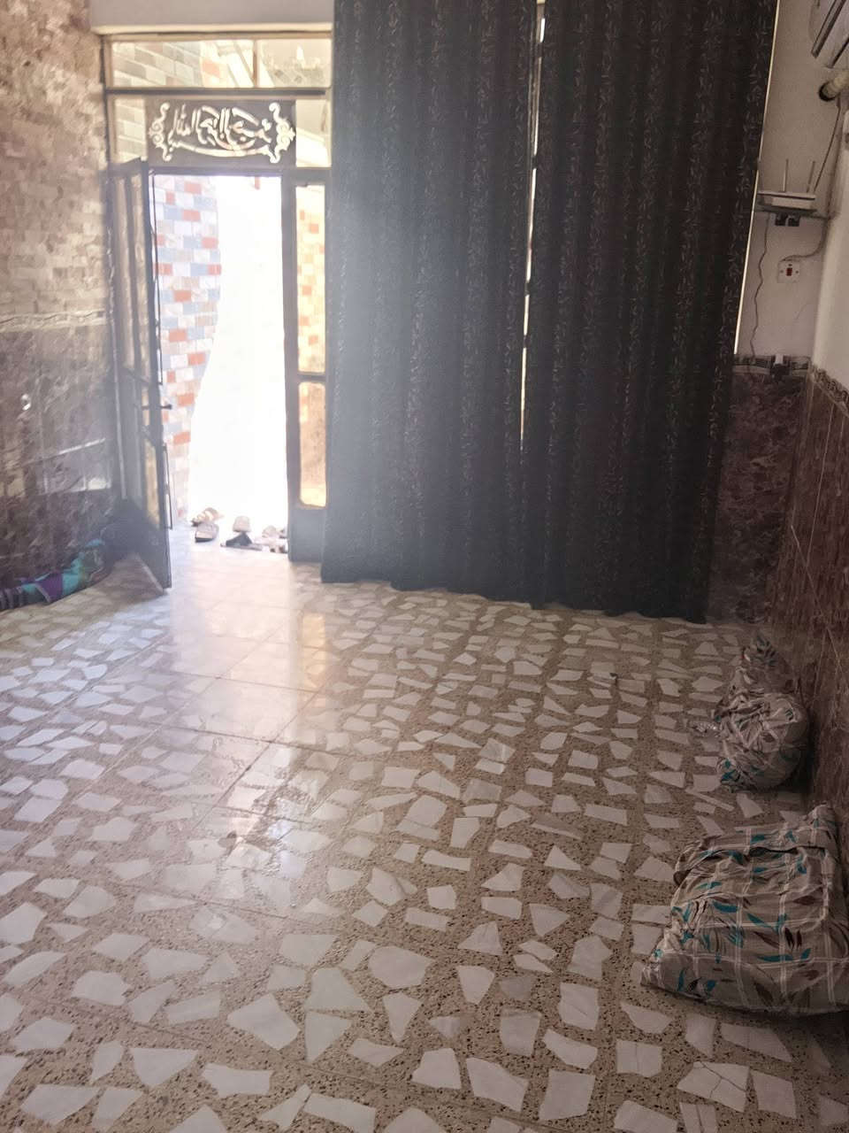 يااللة بيت للبيع مساحة 75مترطابق ونص طابوملك صرف بي غرفتين نوم وستقبال ومطبخ حار ومطبخ بارد وصحيات خارجيه وصحيات داخليه وصطح الطابق الاول وصطح الطابق الثاني  البيت نضيف بناء طابوق عنوانه زعفرانية شارع الكهرباء شارع صورة الامام علي خامس فرع قرب مدرسة زهور العراق سعره 75وبي مجال والاستفسار عل الرقم ***********
