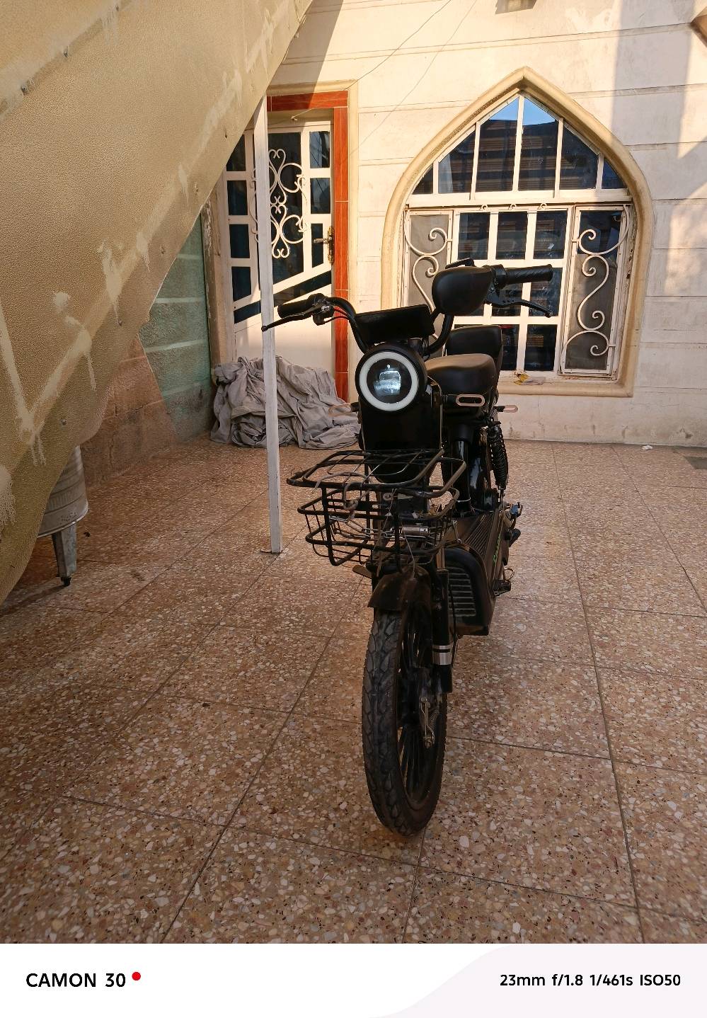 دراجة نظيفة وبحالة ممتازة (مثل ما موضح بالصور)، تصميم عملي ومميز، مزودة بسلة خلفية واسعة للحمل، إضاءة أمامية قوية، ومثبت هاتف لتسهيل الاستخدام والتنقل.
​السعر: 150 (قفل نهائي 🔏)
​للإستفسار والتواصل (اتصال أو واتساب):
 مكاني بغداد الكرخ) 
*********** 📞