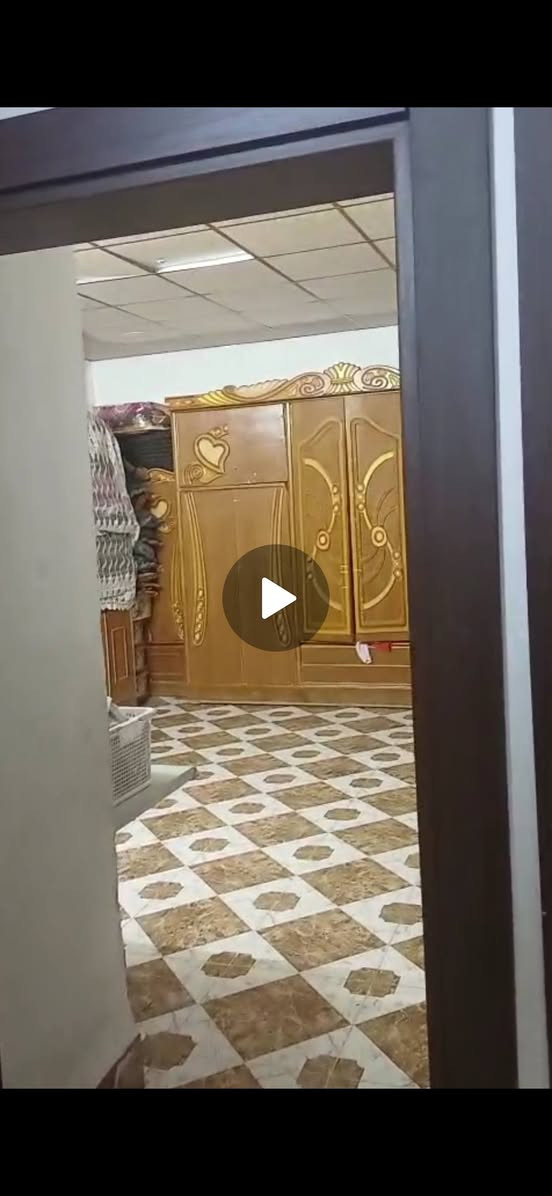للبيع دار في مجمع الاماره الذهبيه ٣٠٠متر مسدد بيه سند٢٥ مقابل البوابه على حديقه ومحلات ٣غرف ٣حمامات حديقه وكراج سعر١١٠مليون قابل للتفاوض ***********/***********
