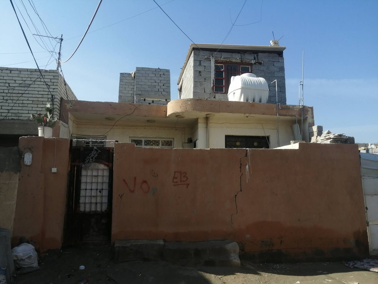 دار للايجار • مساحة ١٠٠م • خلف البانزين