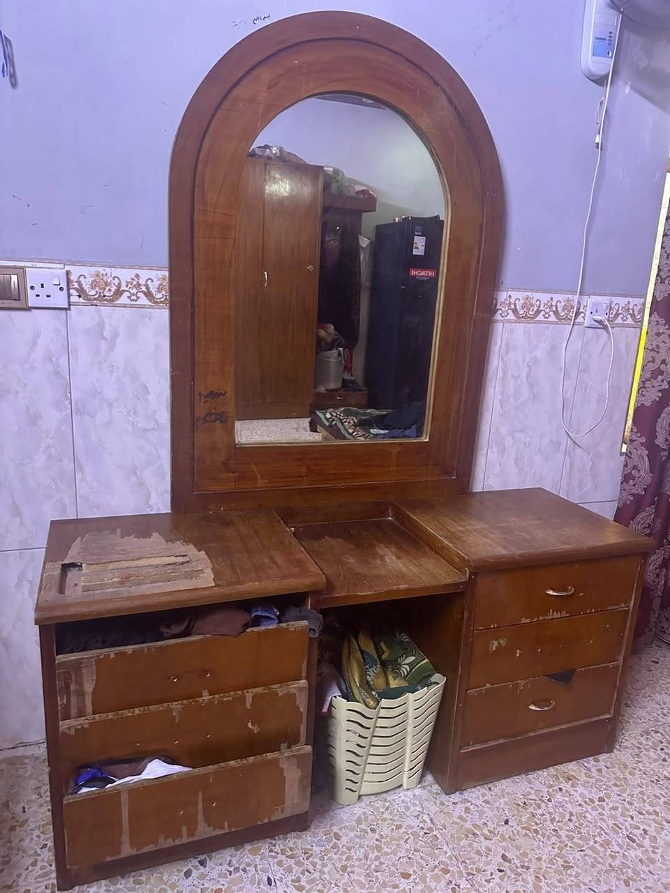 السلام عليكم
أغراض للبيع كاونتر مرتب ونضيف 
وغرفة اخشاب
قيم بليرضي الله وأخذهن 
بغداد الشعب 
***********
