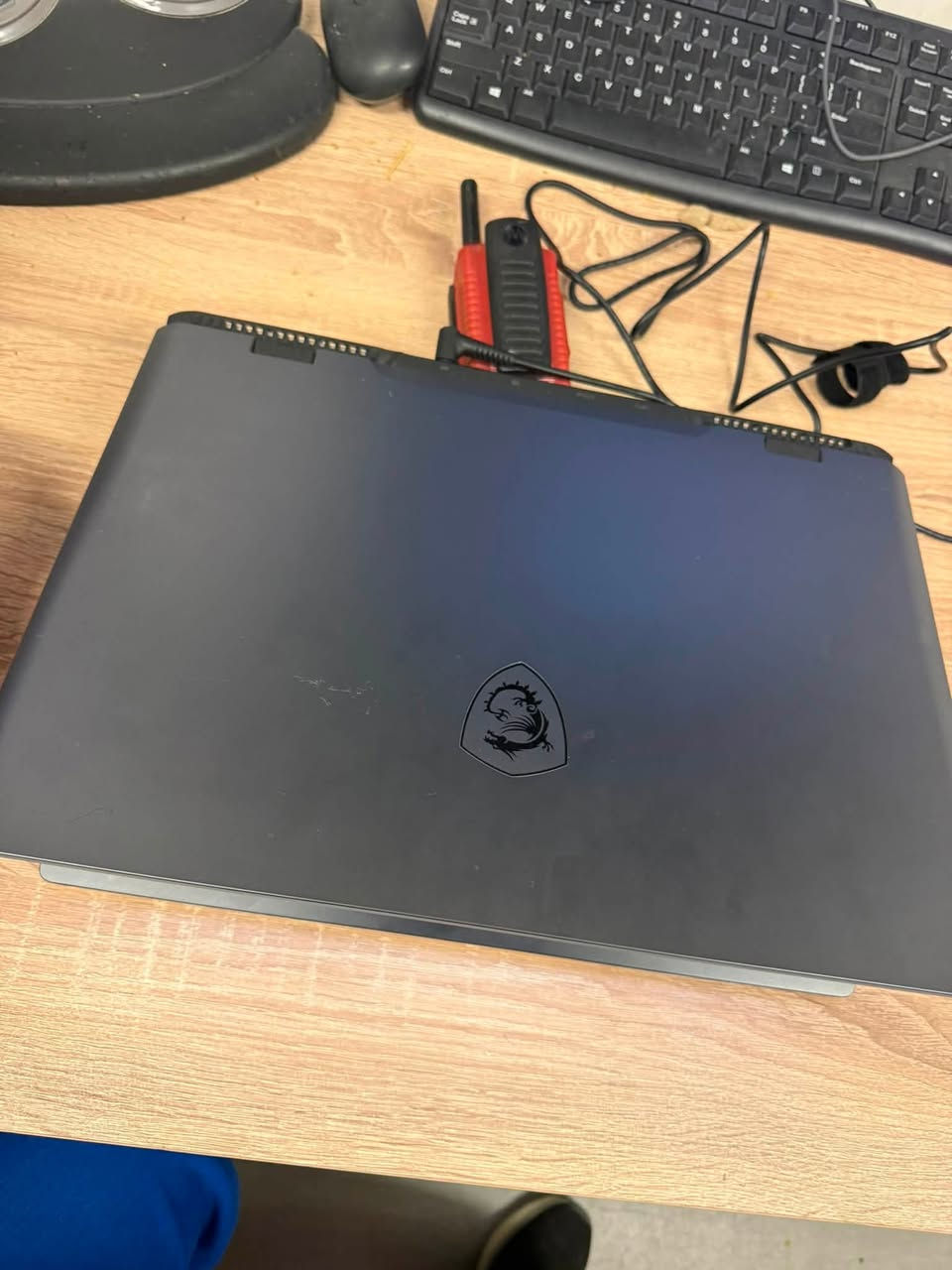 السلام عليكم ، لابتوب MSI للبيع
نوع اللابتوب هو MSI Sword 16 HX B14VFKG (لابتوب كيمنكً من شركة MSI).
أهم مواصفاته:
المعالج: Intel Core i7-14650HX (الجيل الرابع عشر)
الذاكرة العشوائية (RAM): سعة 16 جيجابايت بتردد 5600MHZ
كرت الشاشة: منفصل بسعة 8 جيجابايت (RAM)
وحدة التخزين: SSD بسعة 1 تيرابايت (954 جيجابايت فعلية)
Windows 11 Home :نظام التشغيل
مستعمل فترة بسيطة كلش لان عندي لابتوب ثاني ، 
بيه شخوط بسيطة بالهيكل
سعره 1500 "مليون وخمسمية " وبيه مجال
للتواصل ***********
