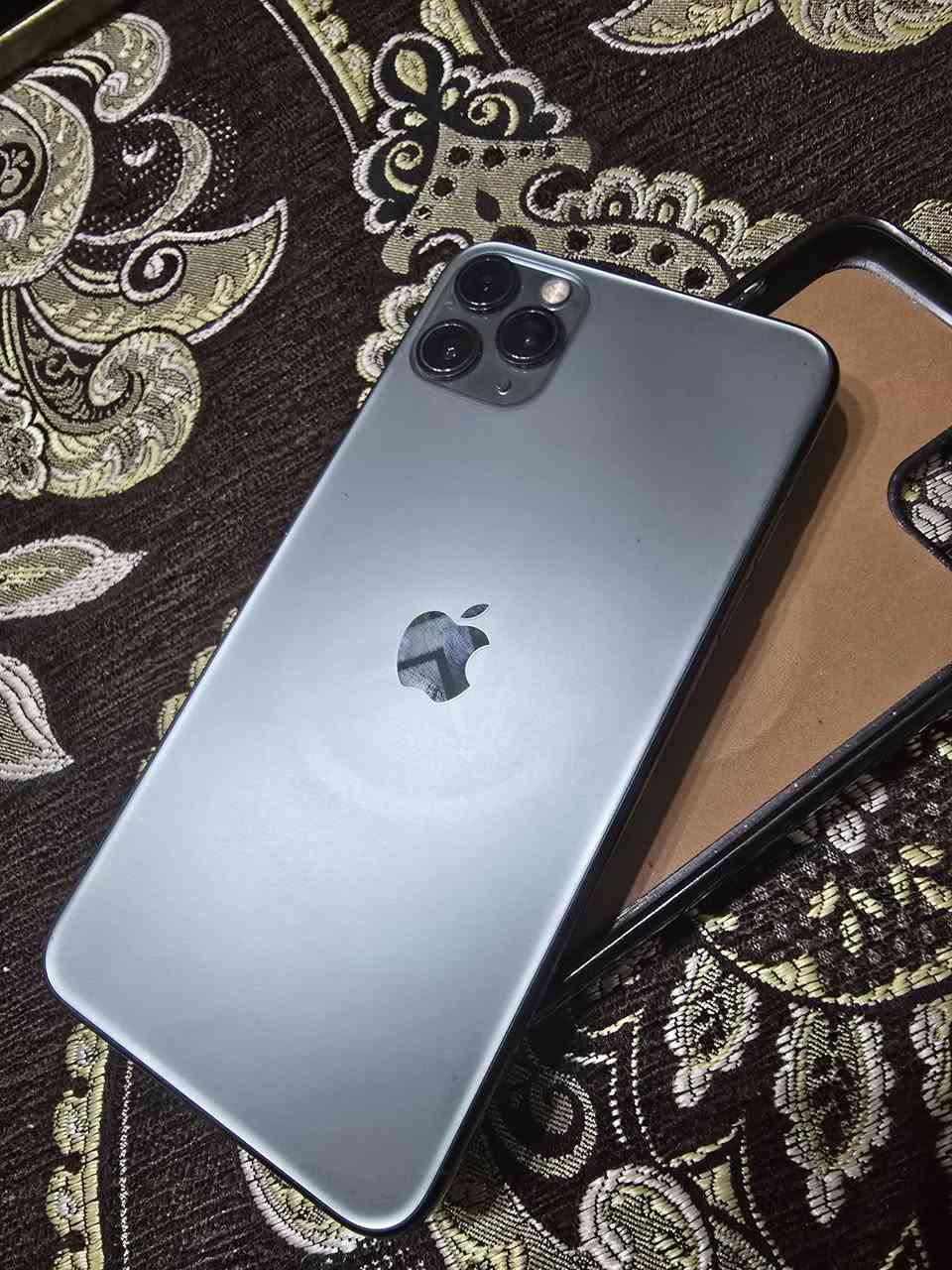 ايفون ١١ برو ماكس • ذاكره ٢٥٦ • بطاريه ٧٤